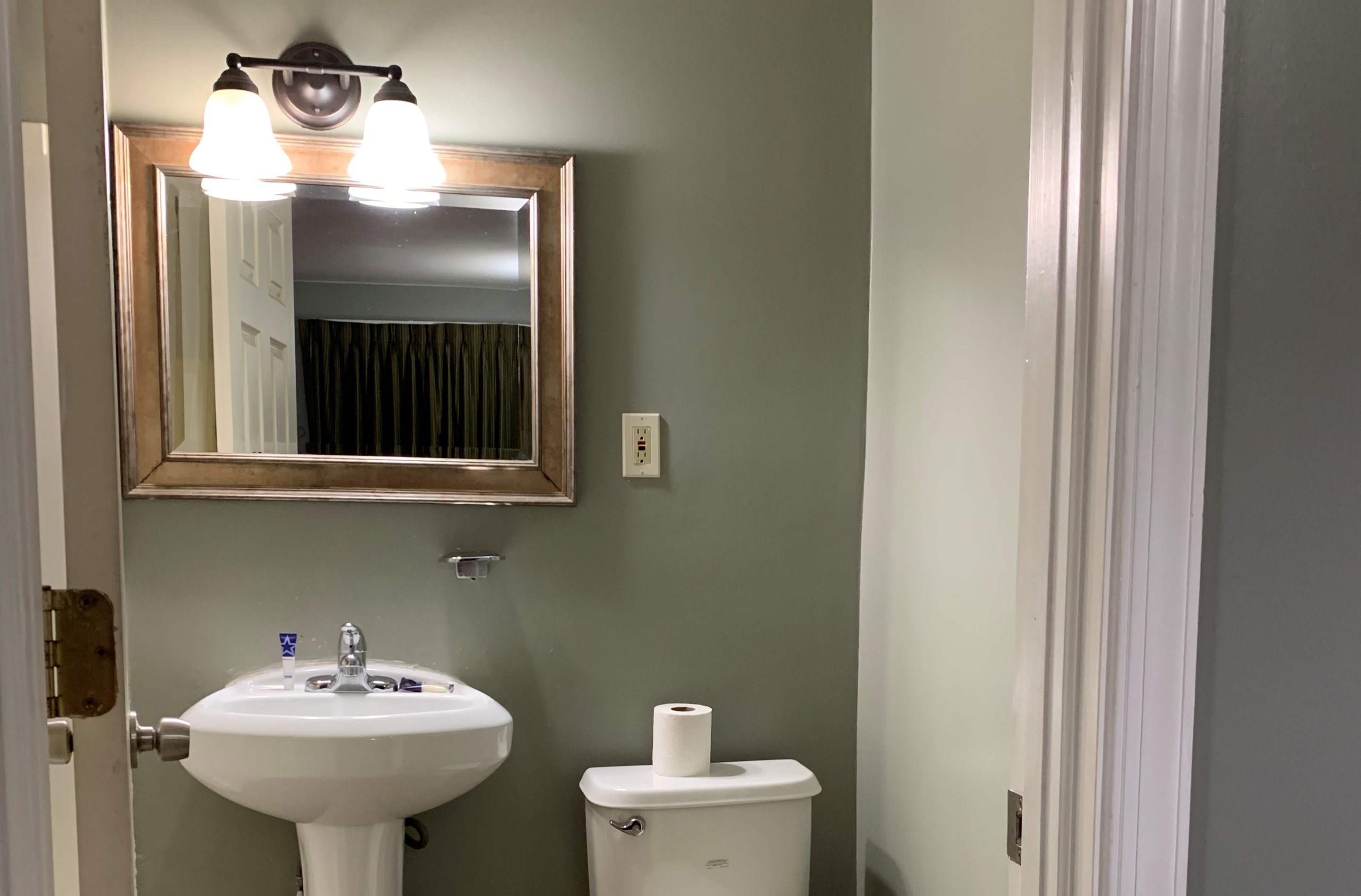 RED CARPET INN NORRISTOWN PA-guestroom-RPANT Bathroom.jpg