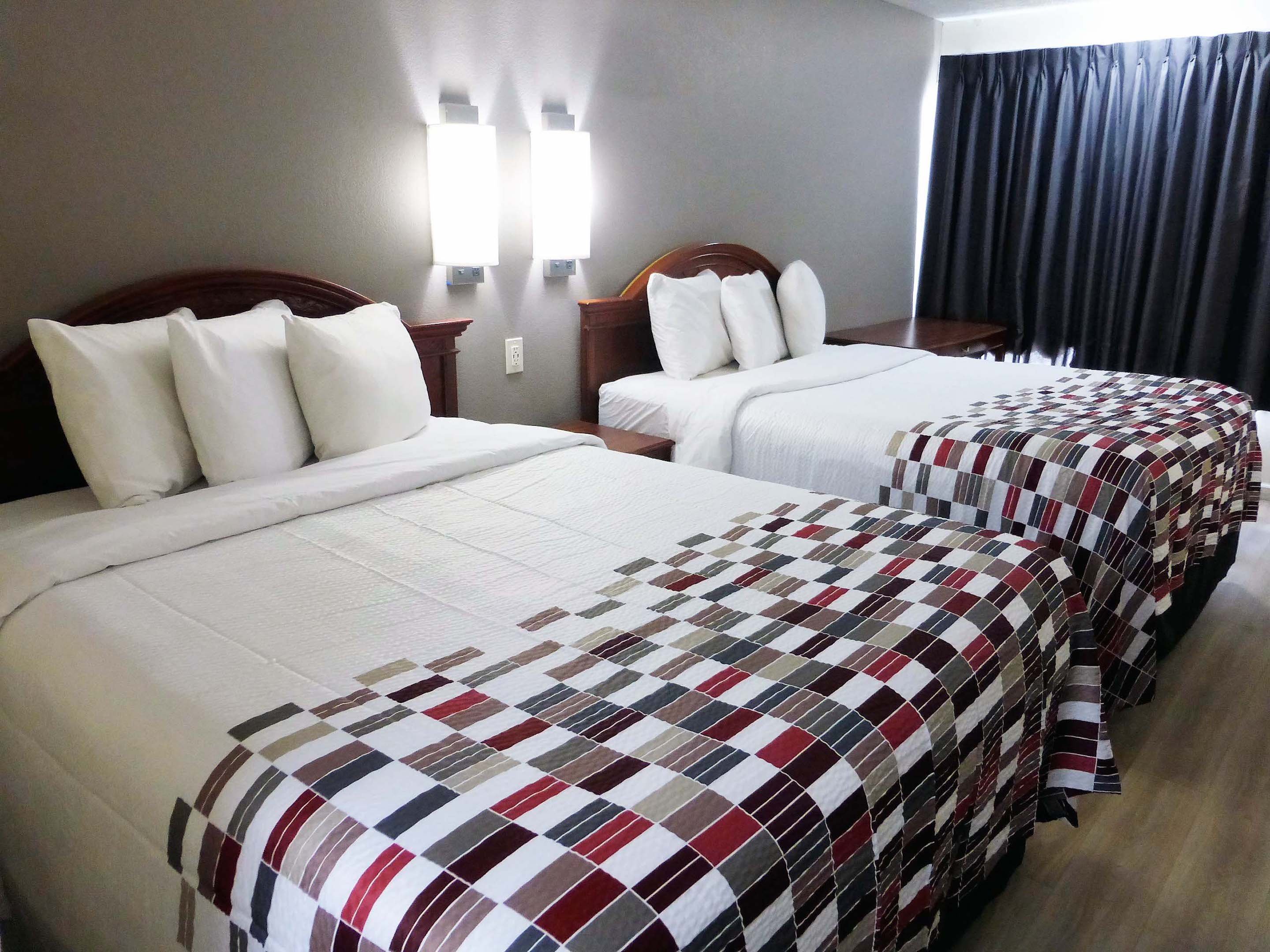 RED ROOF WALTON - RICHWOOD-guestroom-Deluxe Queens.jpg