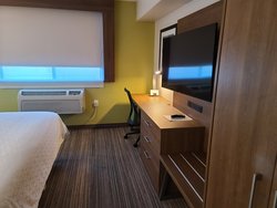  - Holiday Inn Express Woodland Hills - US 101, Exit 27