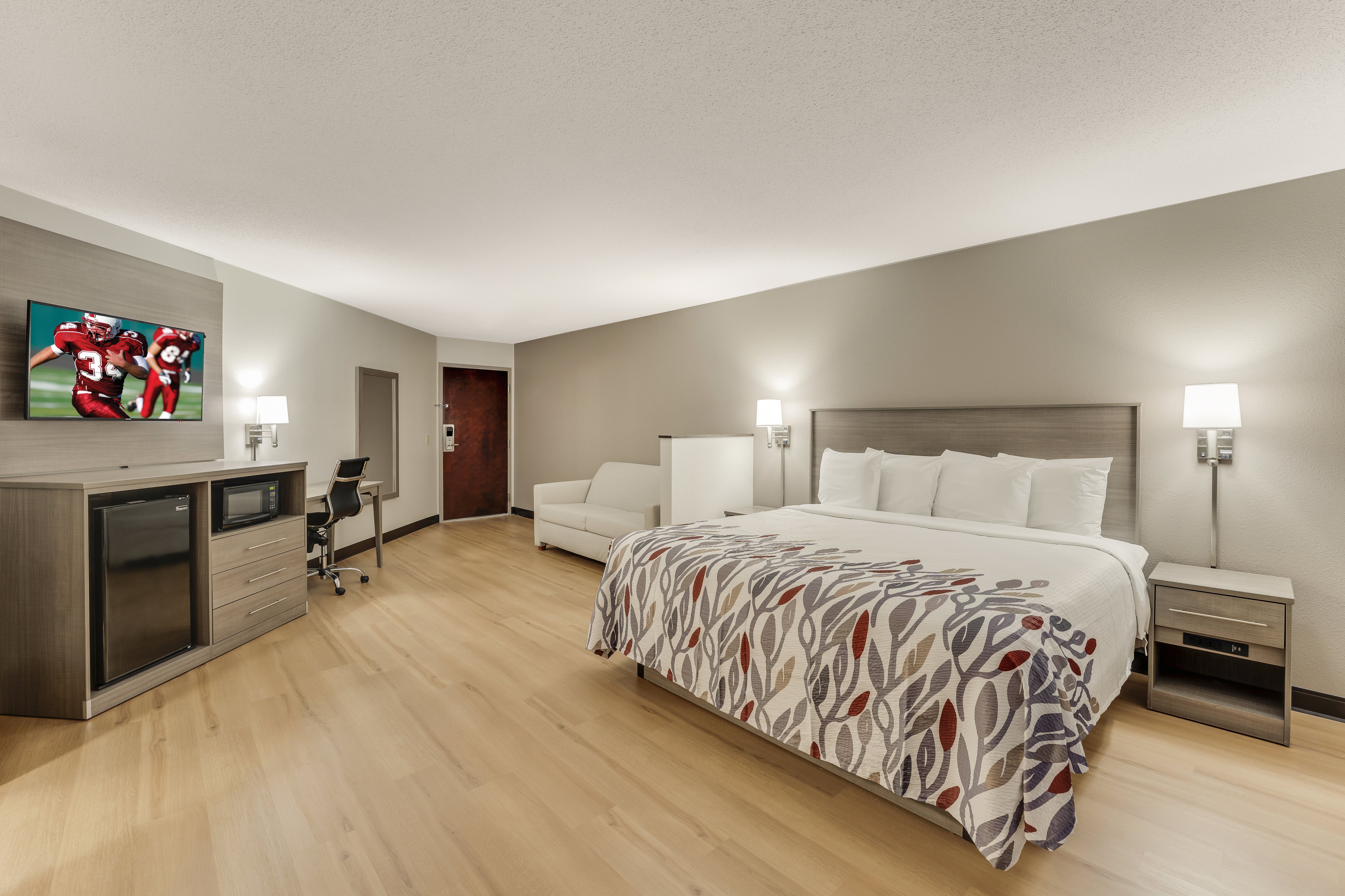 RED ROOF SUITES NEWPORT MIDDLETOWN-guestroom-Suite King.jpg