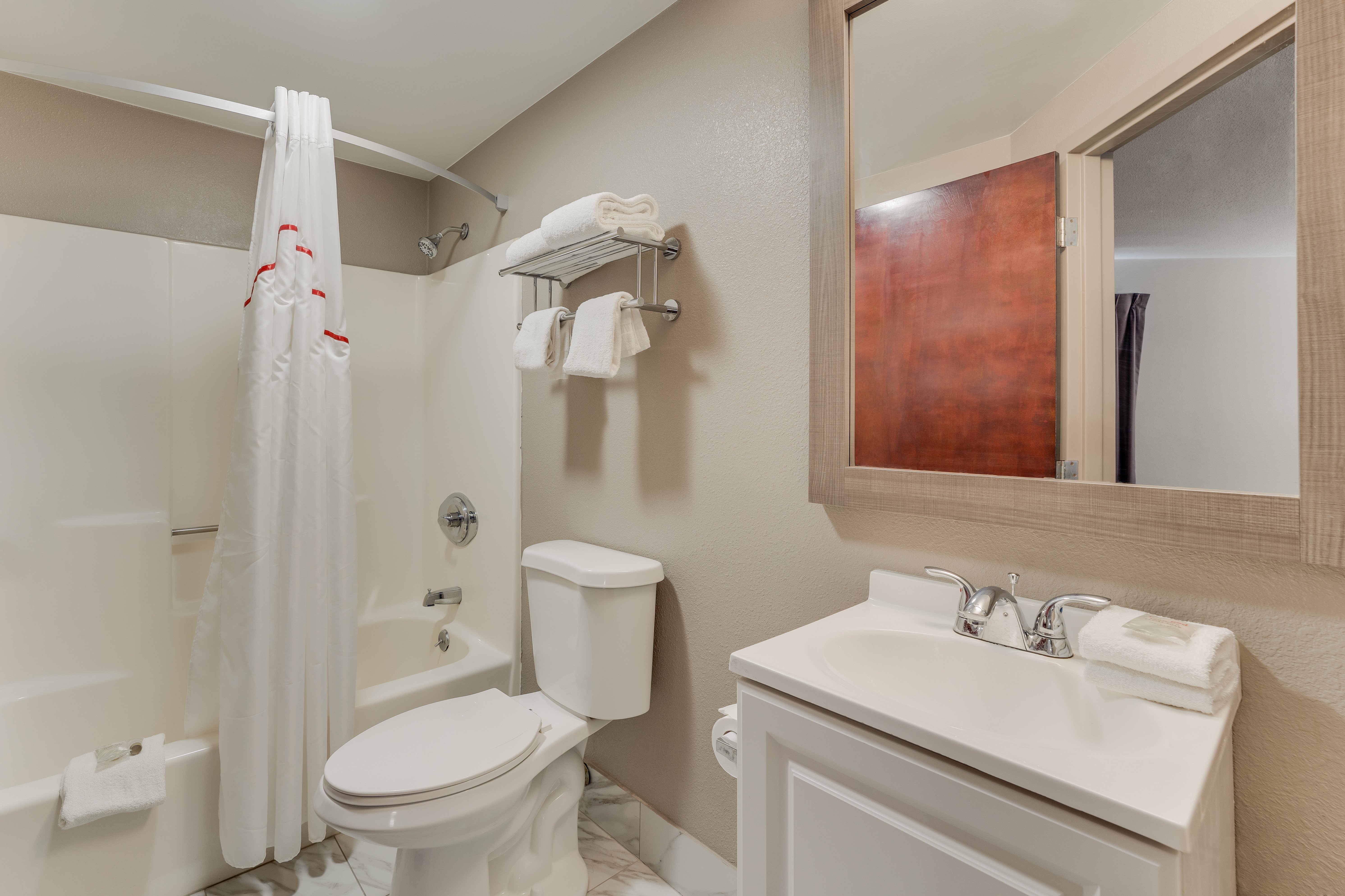 RED ROOF SUITES NEWPORT MIDDLETOWN-guestroom-Suite Bath.jpg