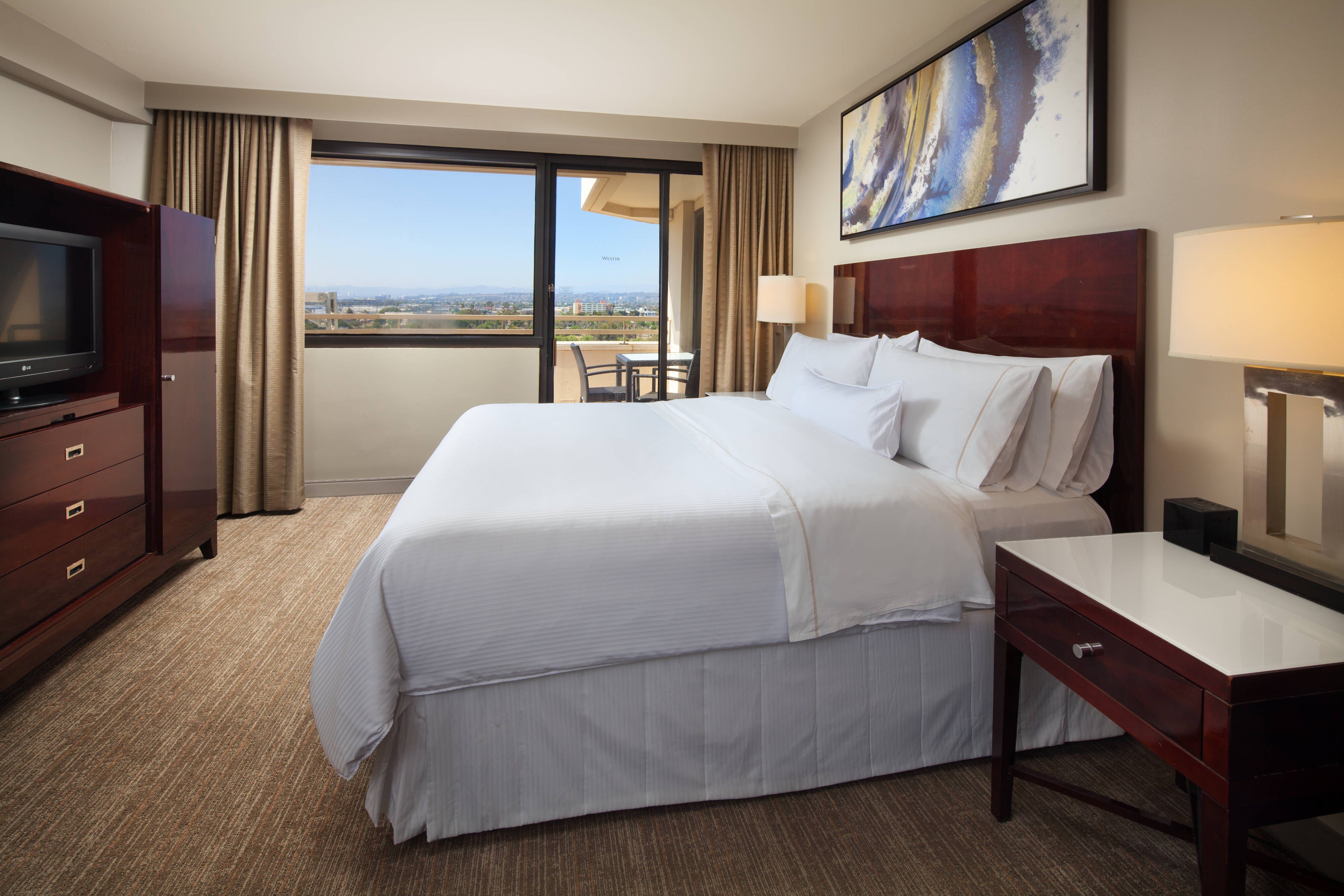 Deluxe Corner Suite - King Bedroom