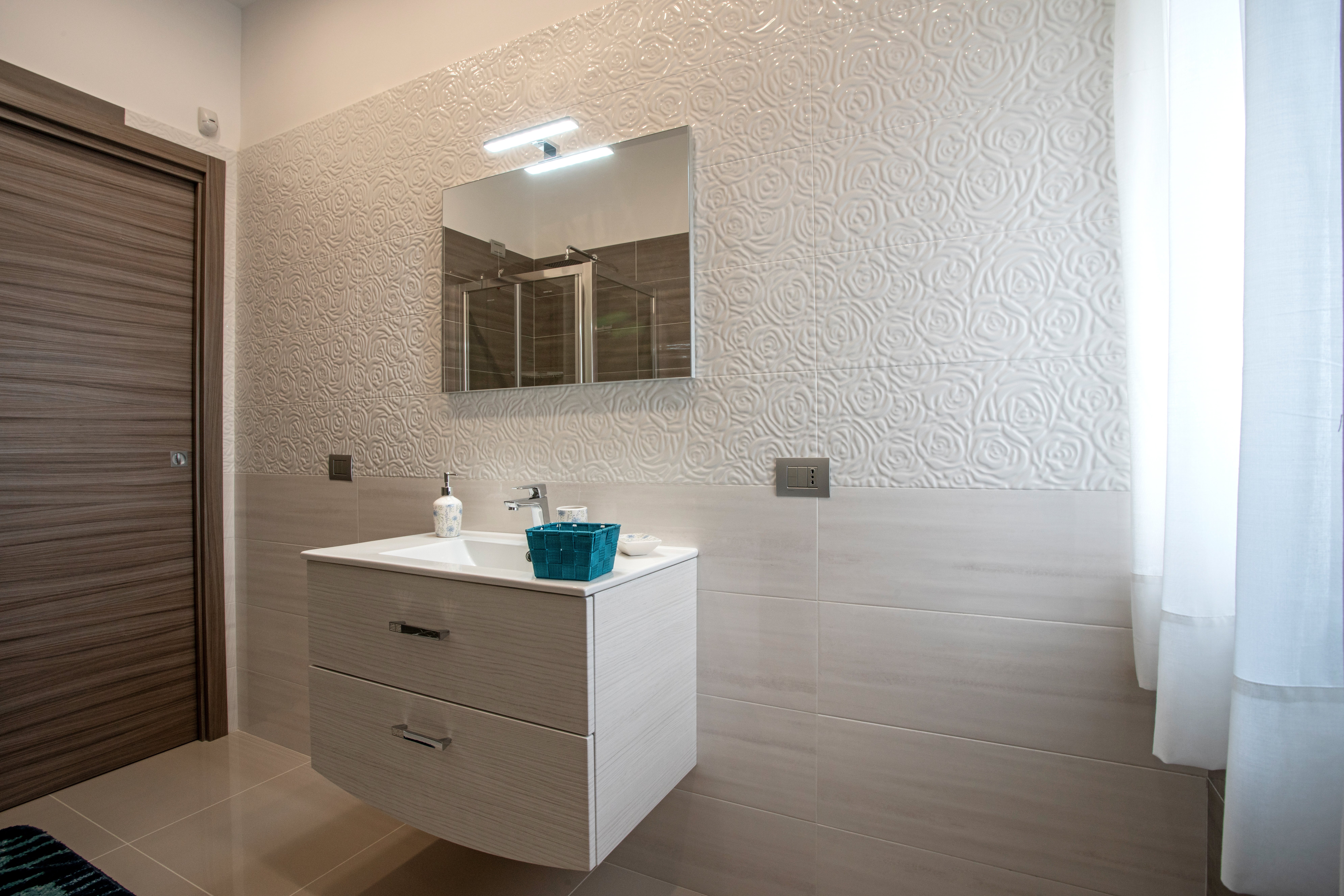 CHARME EN BLEU - CASTELLAMMARE-guestroom-BATHROOM.jpg