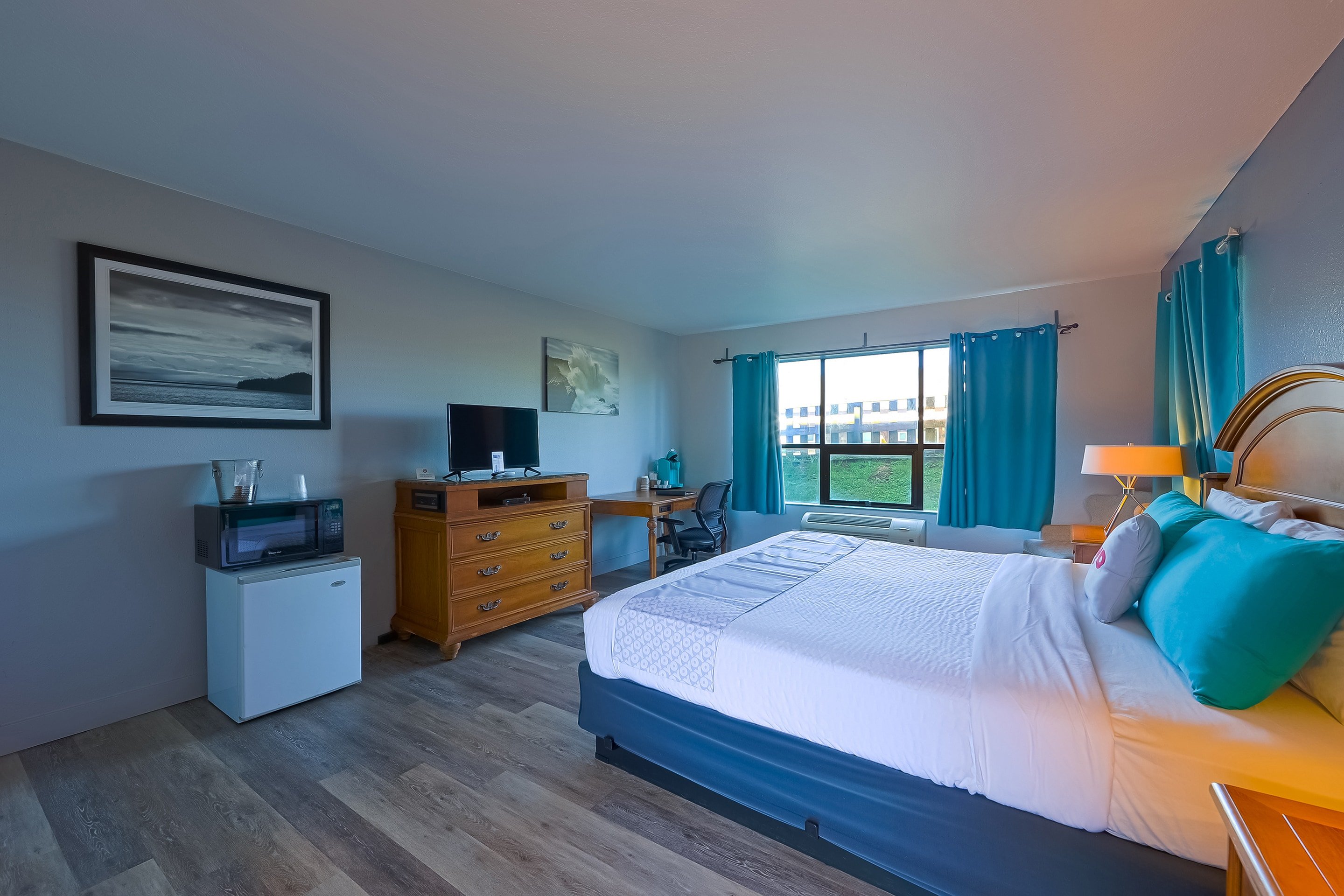 OYO WAVES HOTEL NEWPORT OR-guestroom-Room.jpg