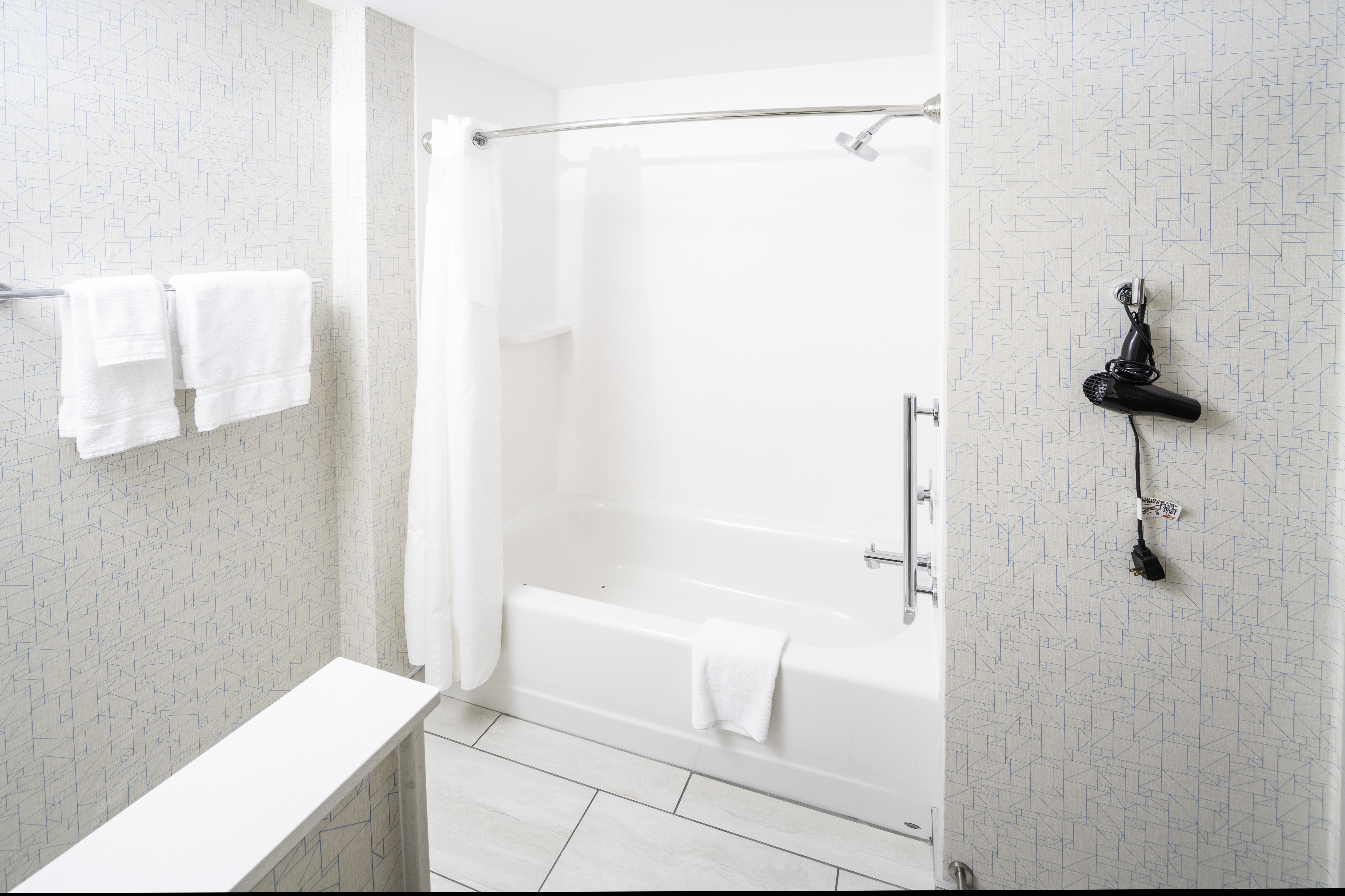 HOLIDAY INN EXP STES ROCK HILL BY I-guestroom-Queen Bathroom w/ Bathtub.jpg