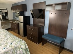  - HomeTowne Studios Battle Creek - I-94, Exit 97