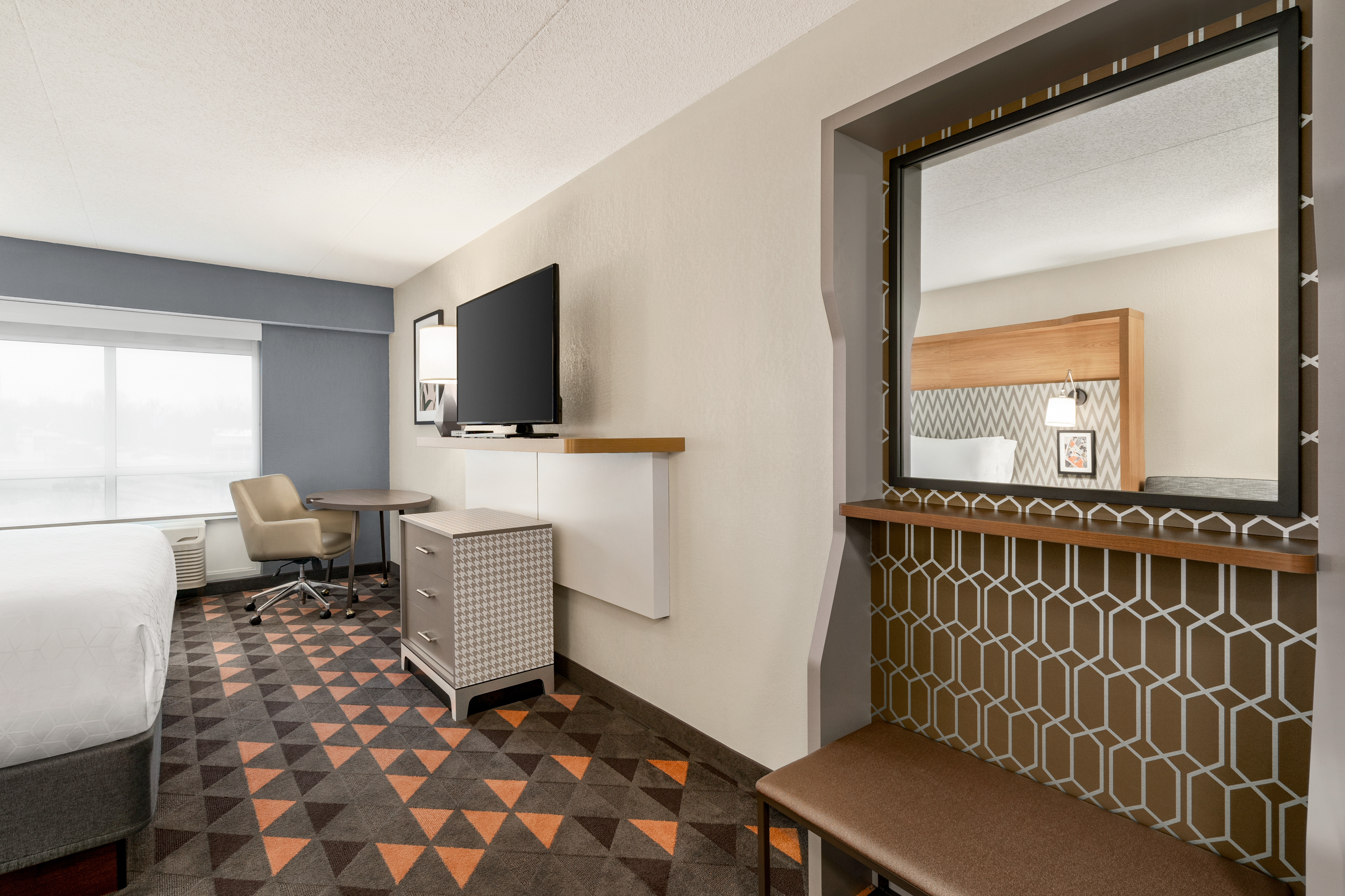 HOLIDAY INN FLORENCE BY IHG-guestroom-Unwind in your room while you watch your favorite TV show..jpg