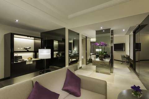 GATEWAY HOTEL - Photo 2