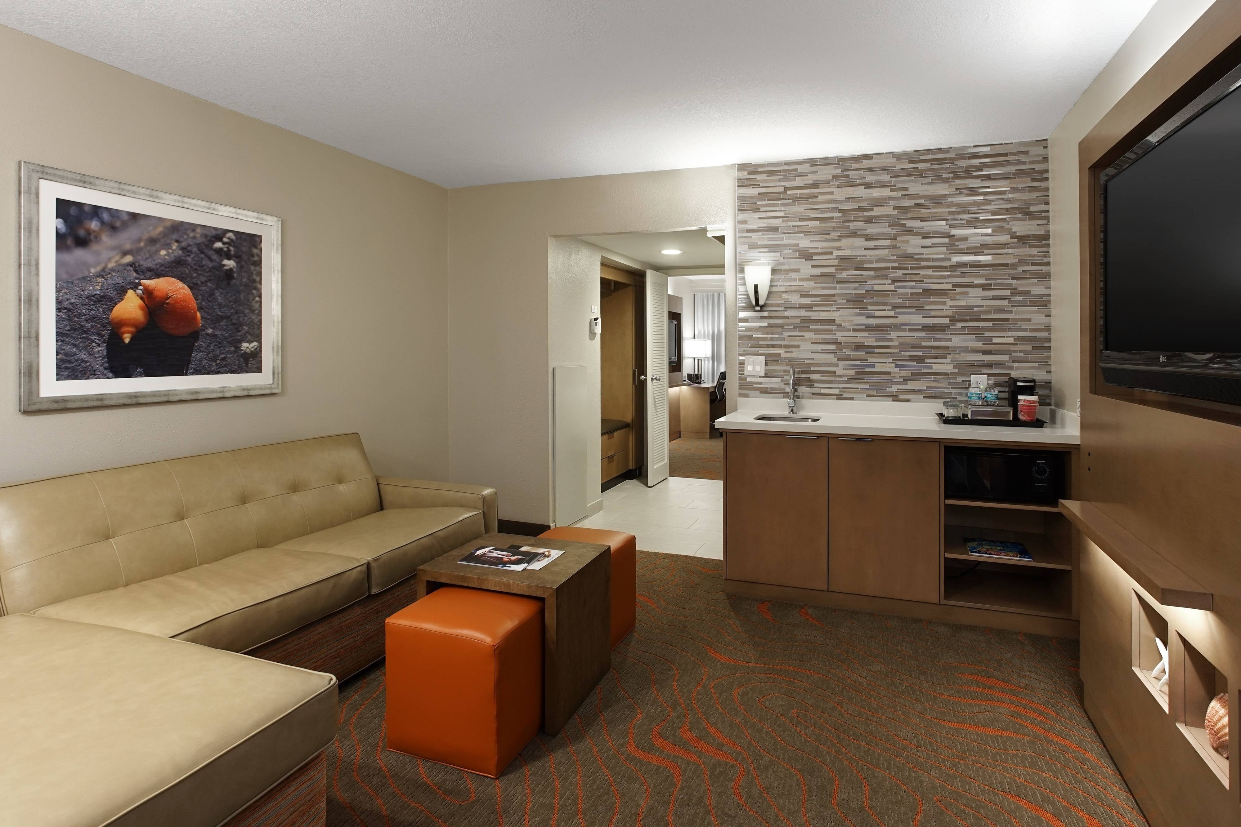 One-Bedroom Bay View Suite - Living Room