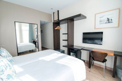 C73D18 Guest Room