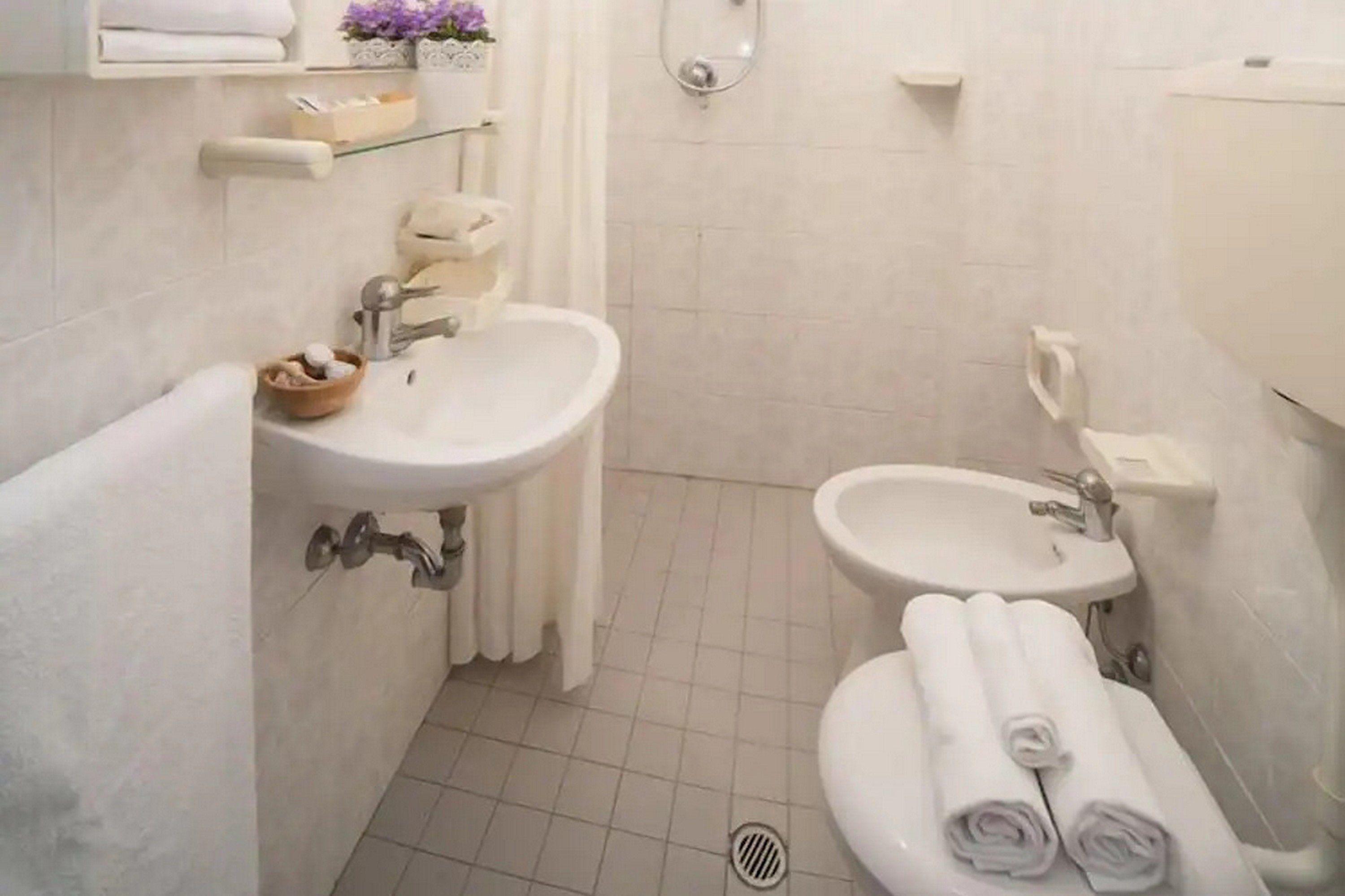 HOTEL MAMY-guestroom-Bathroom.jpg