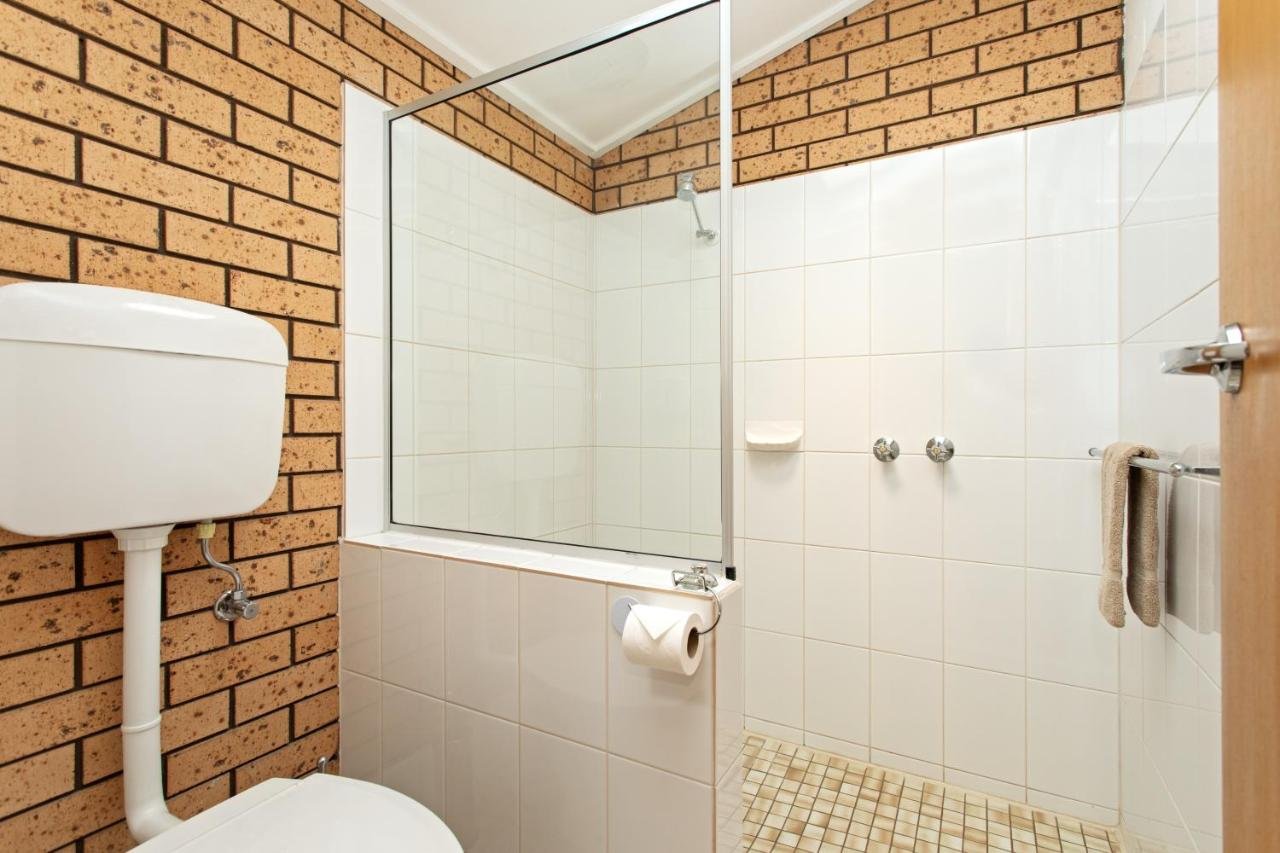 MAFFRA MOTOR INN-guestroom-BATHROOM.jpg