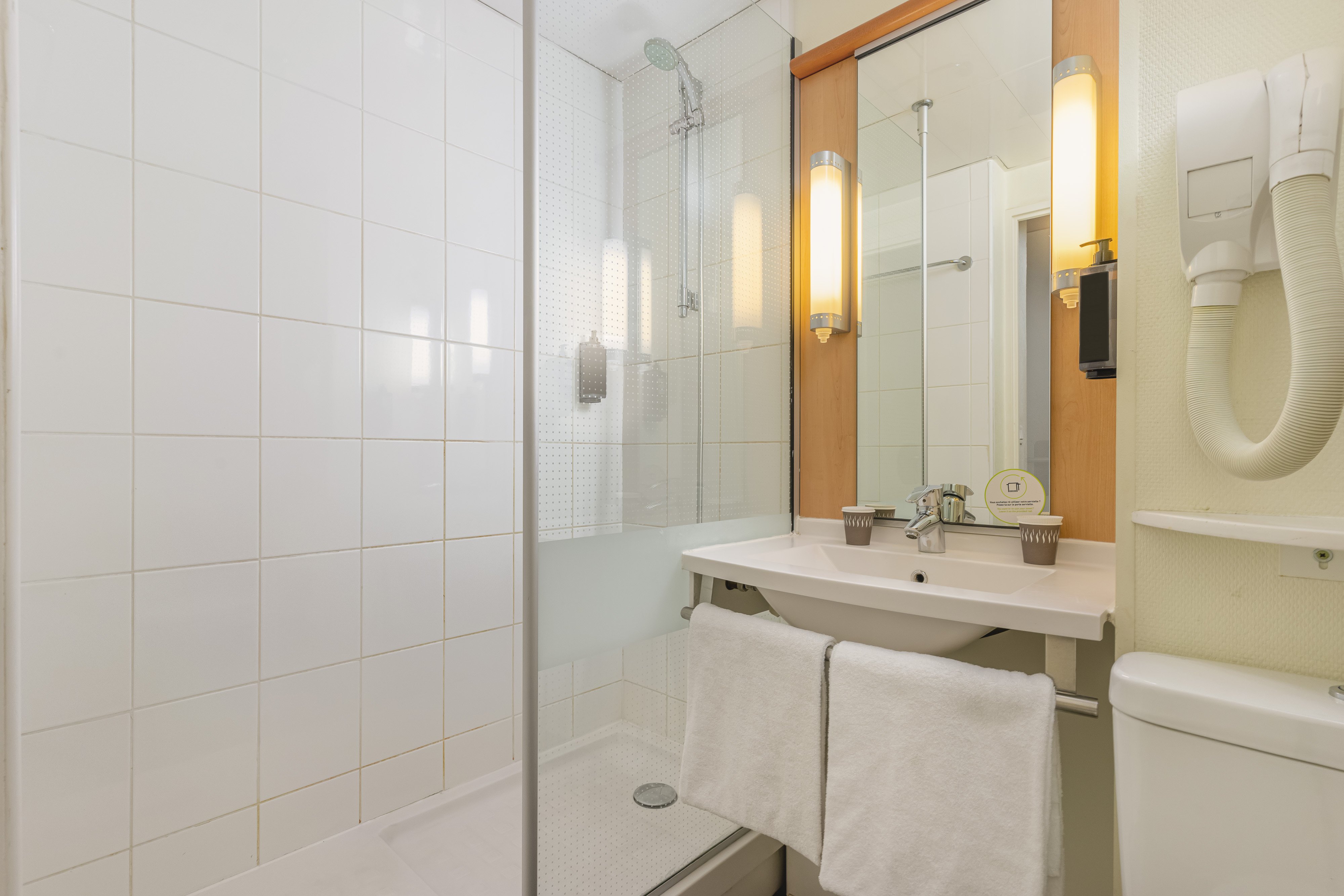 B&B HOTEL MARSEILLE PRADO PARC DES-guestroom-BATH ROOM.jpg