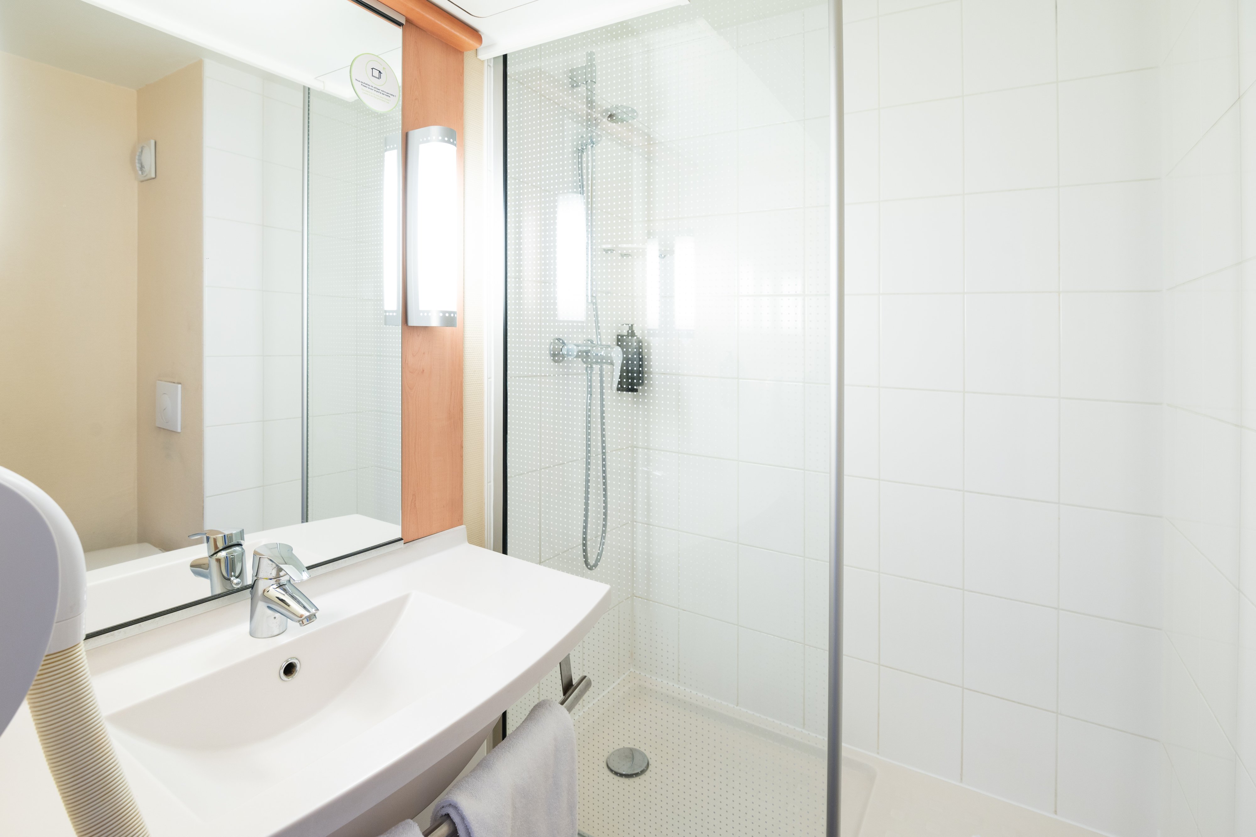 B&B HOTEL ROUEN CENTRE RIVE DROITE-guestroom-Bathroom.jpg