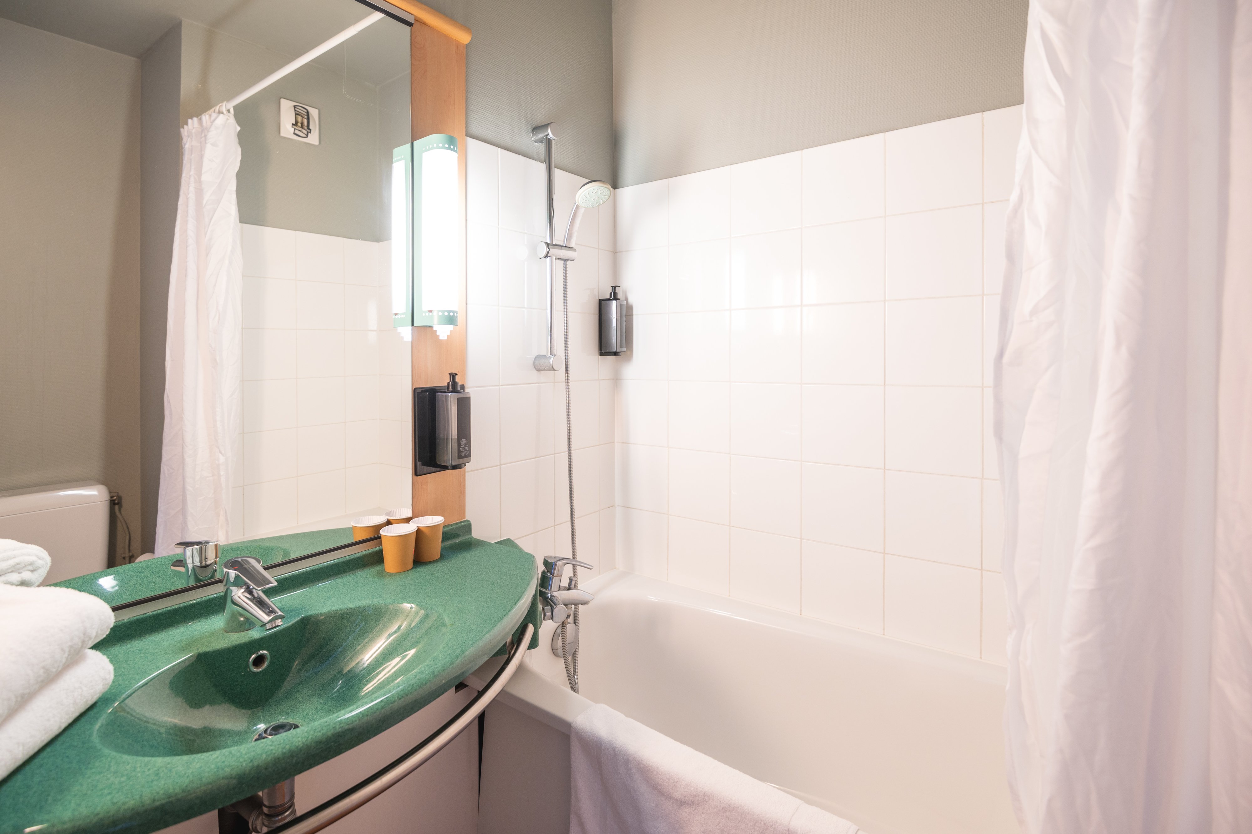 B&B HOTEL ROUEN CENTRE RIVE GAUCHE-guestroom-Bath Room.jpg