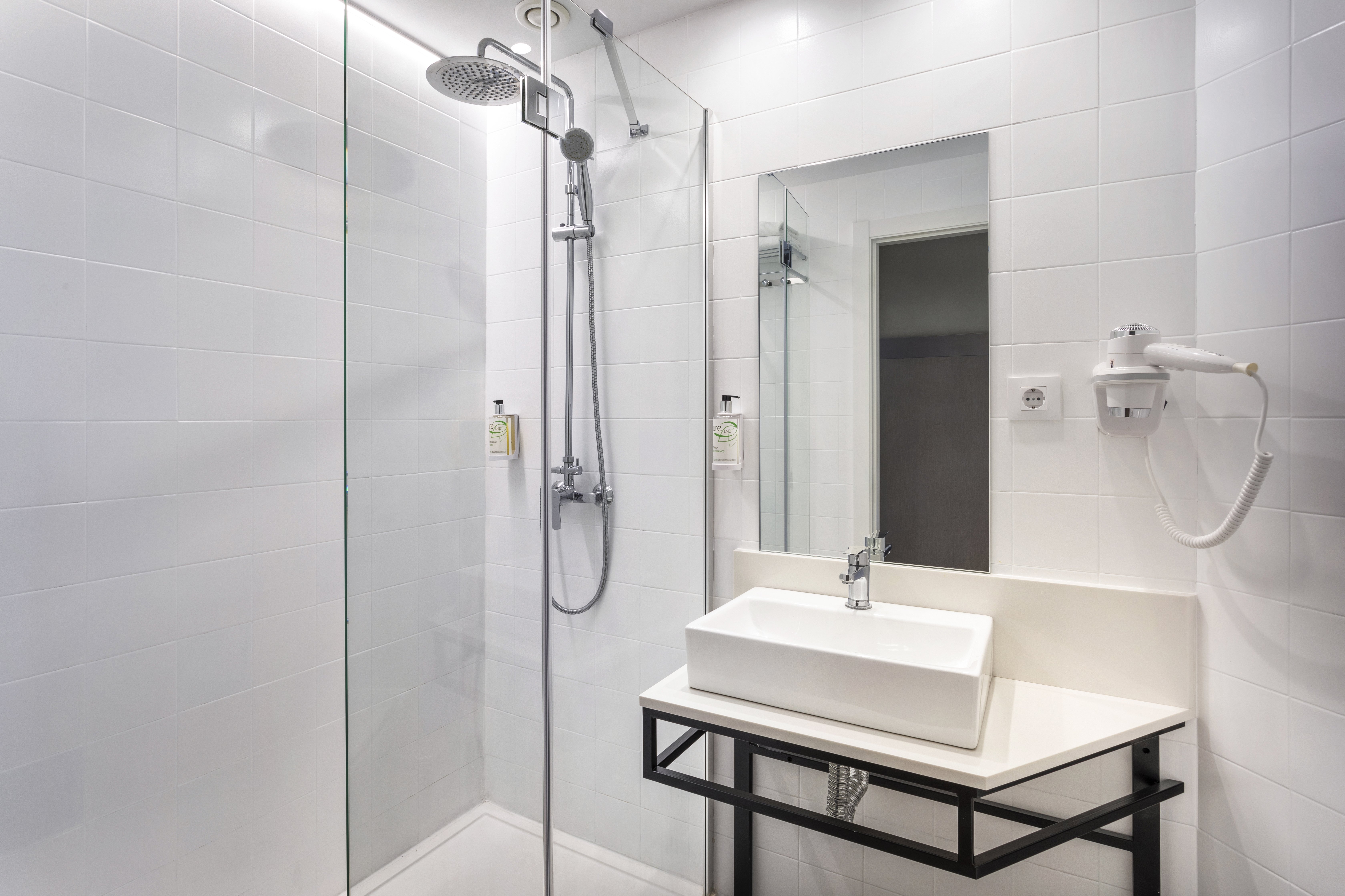 B&B HOTEL VALENCIA AEROPUERTO-guestroom-Bathroom.jpg