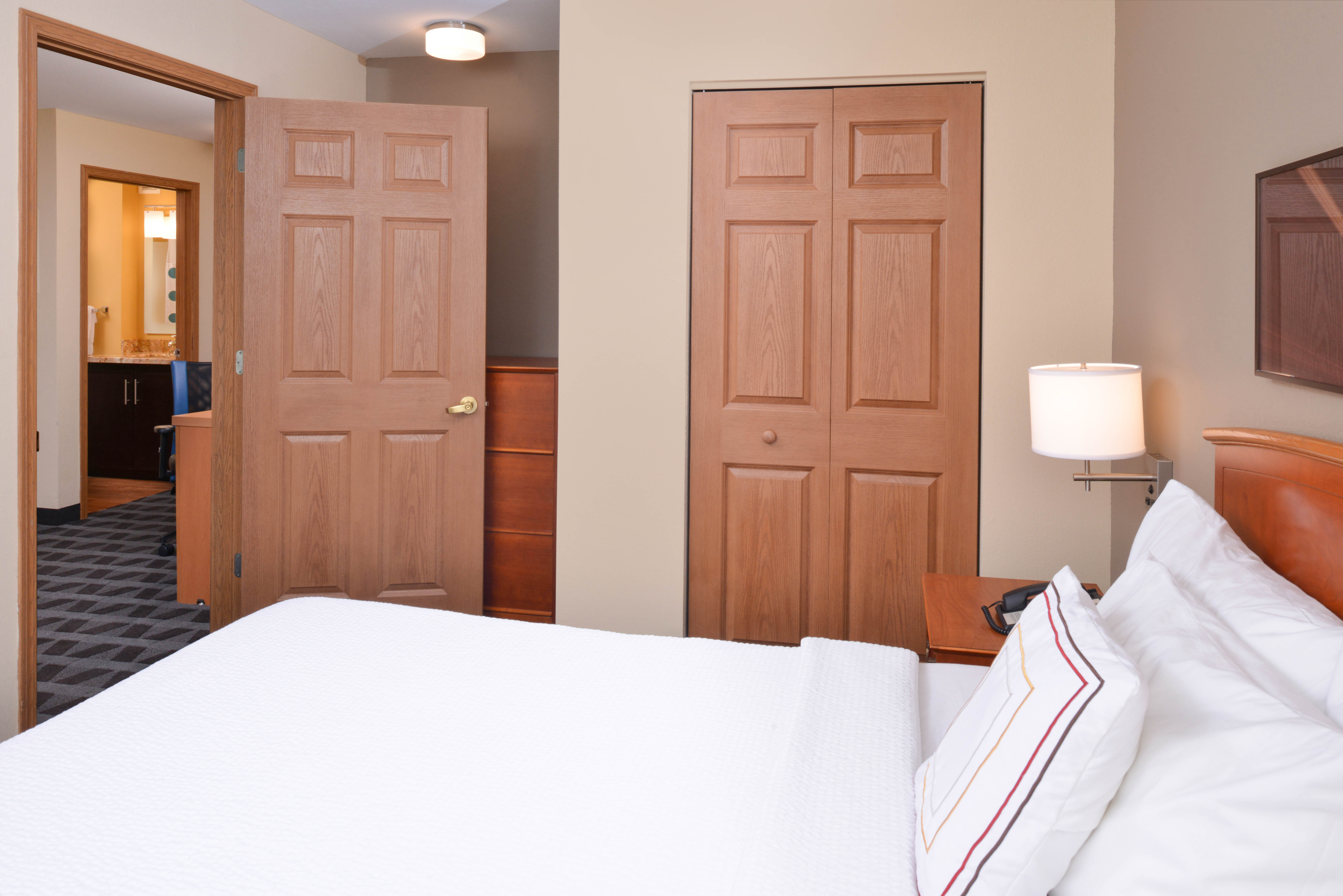 CANDLEWOOD STES ST LOUIS ST CHARLES-guestroom-Guest Room.jpg