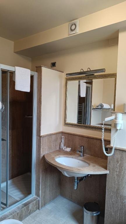 HOTEL LEMI-guestroom-BATHROOM.jpg