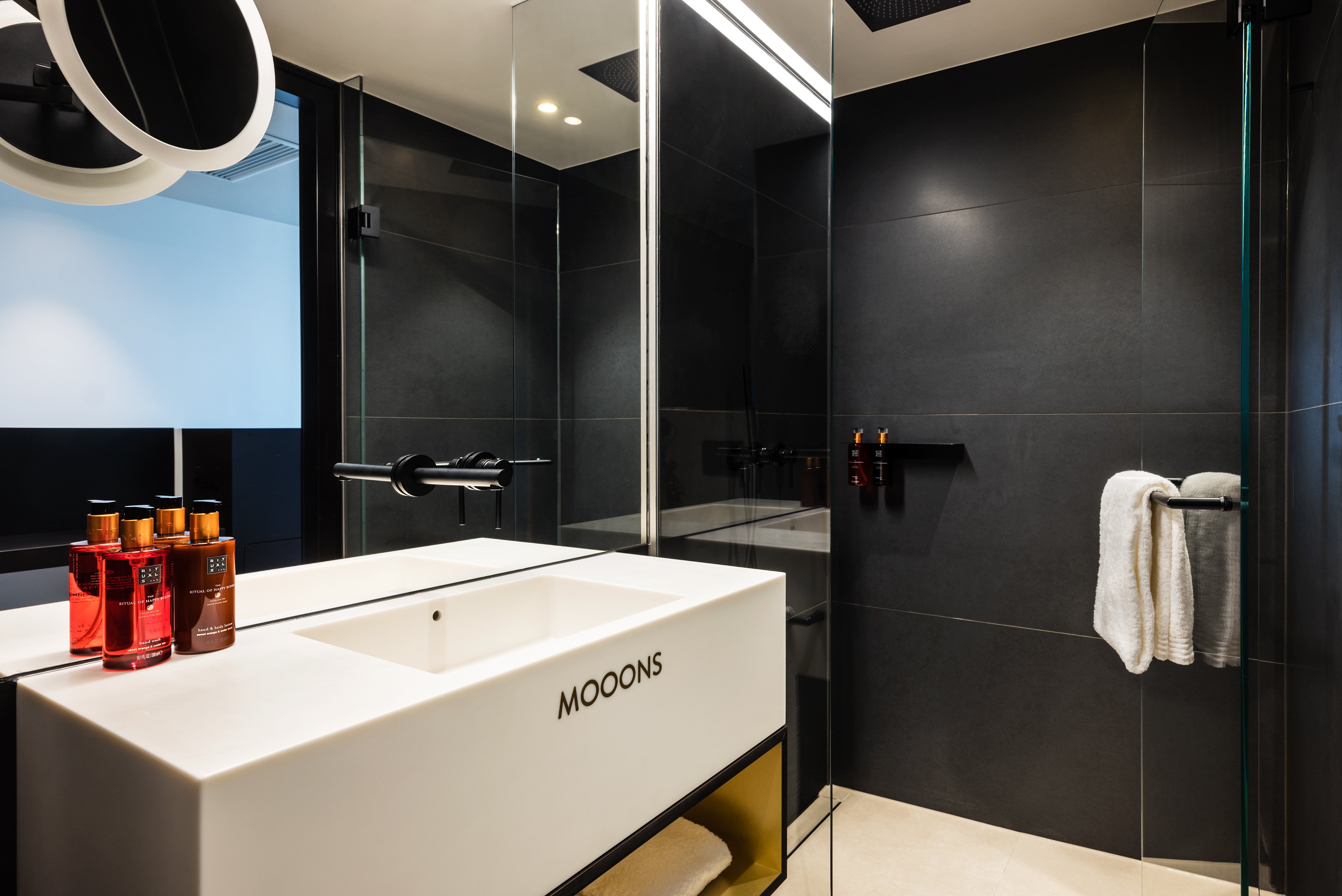 Mooons Vienna Hotel-guestroom-VIEMN Roooms Bathroom Midres.jpg