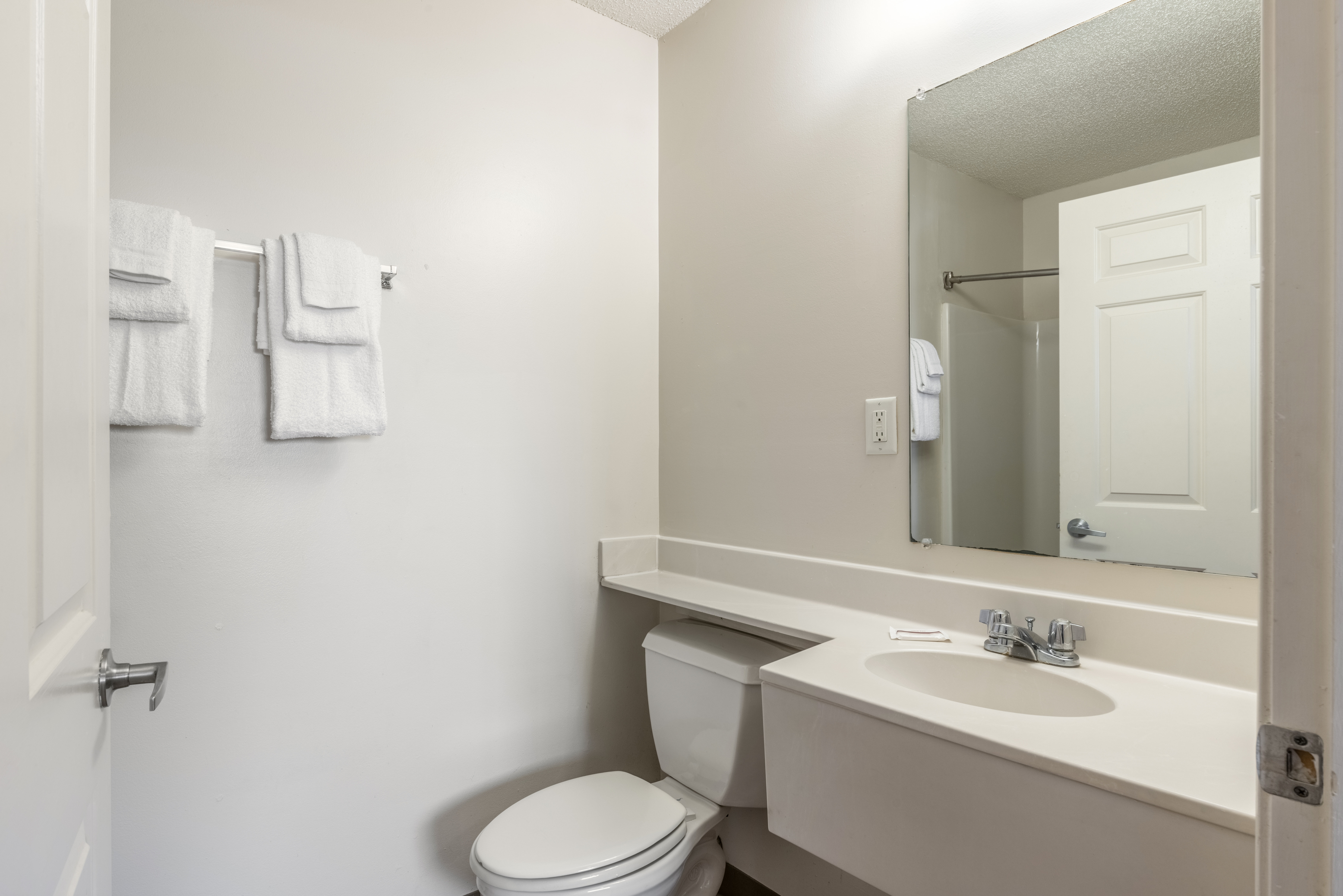 HOMETOWNE SUITES CHARLOTTE-CONCORD-guestroom-Bath.jpg