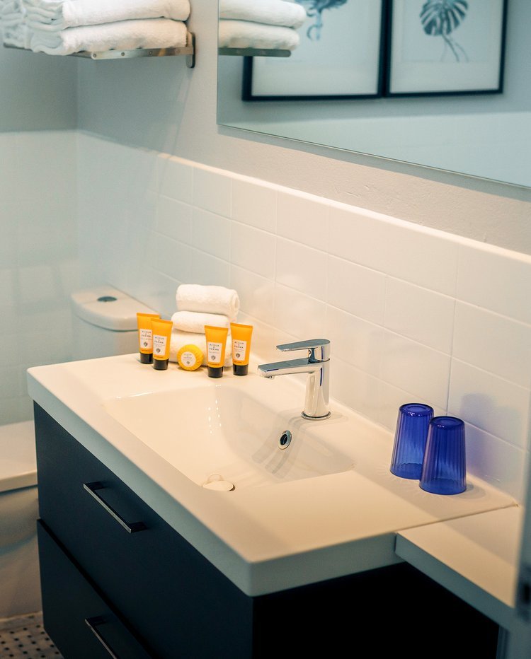 THE ORIANA ORANGE-guestroom-ORIANA KING SUITE BATHROOM.jpg