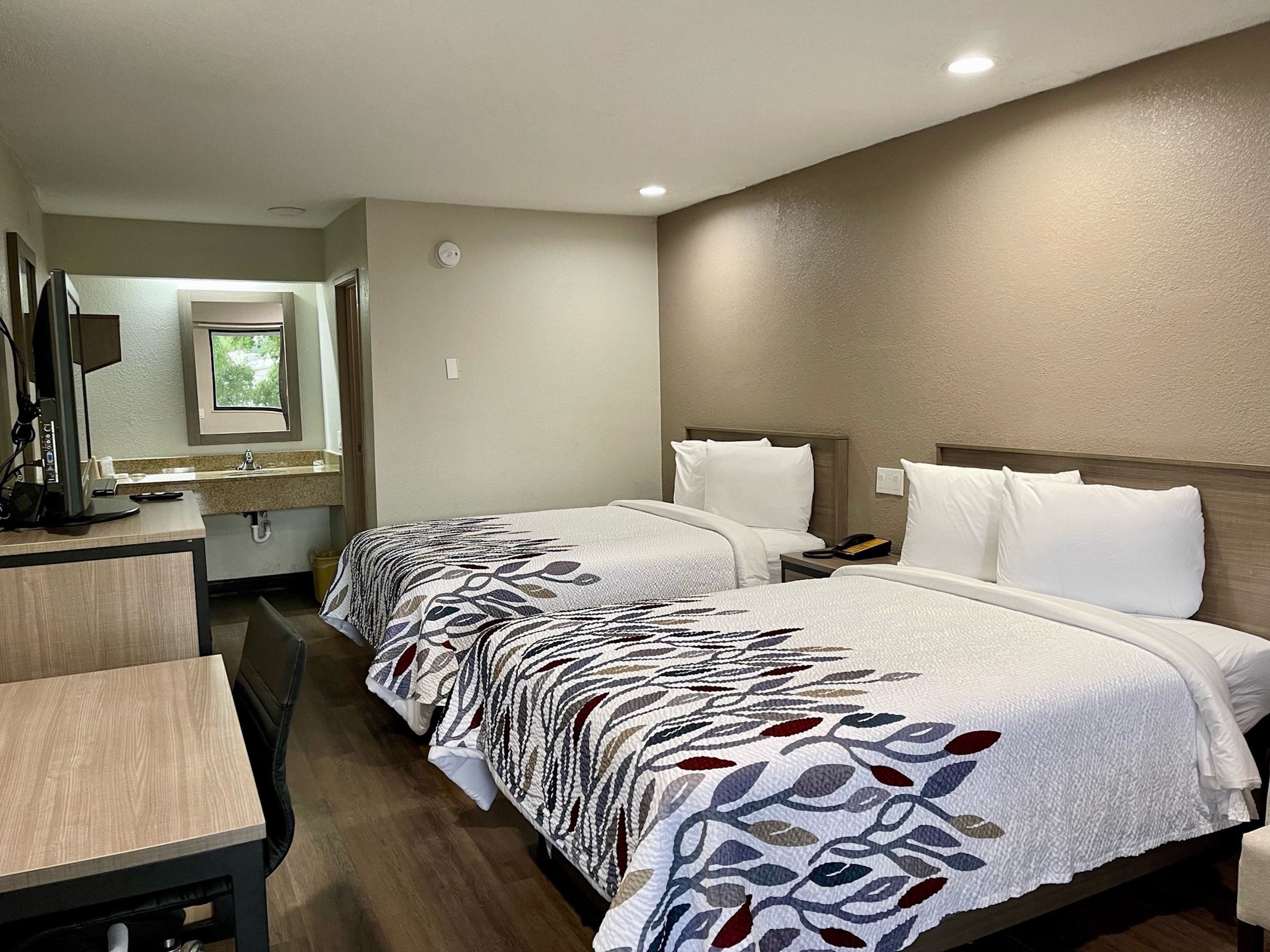 RED ROOF LAFAYETTE LA-guestroom-Deluxe Double Renovated.jpg