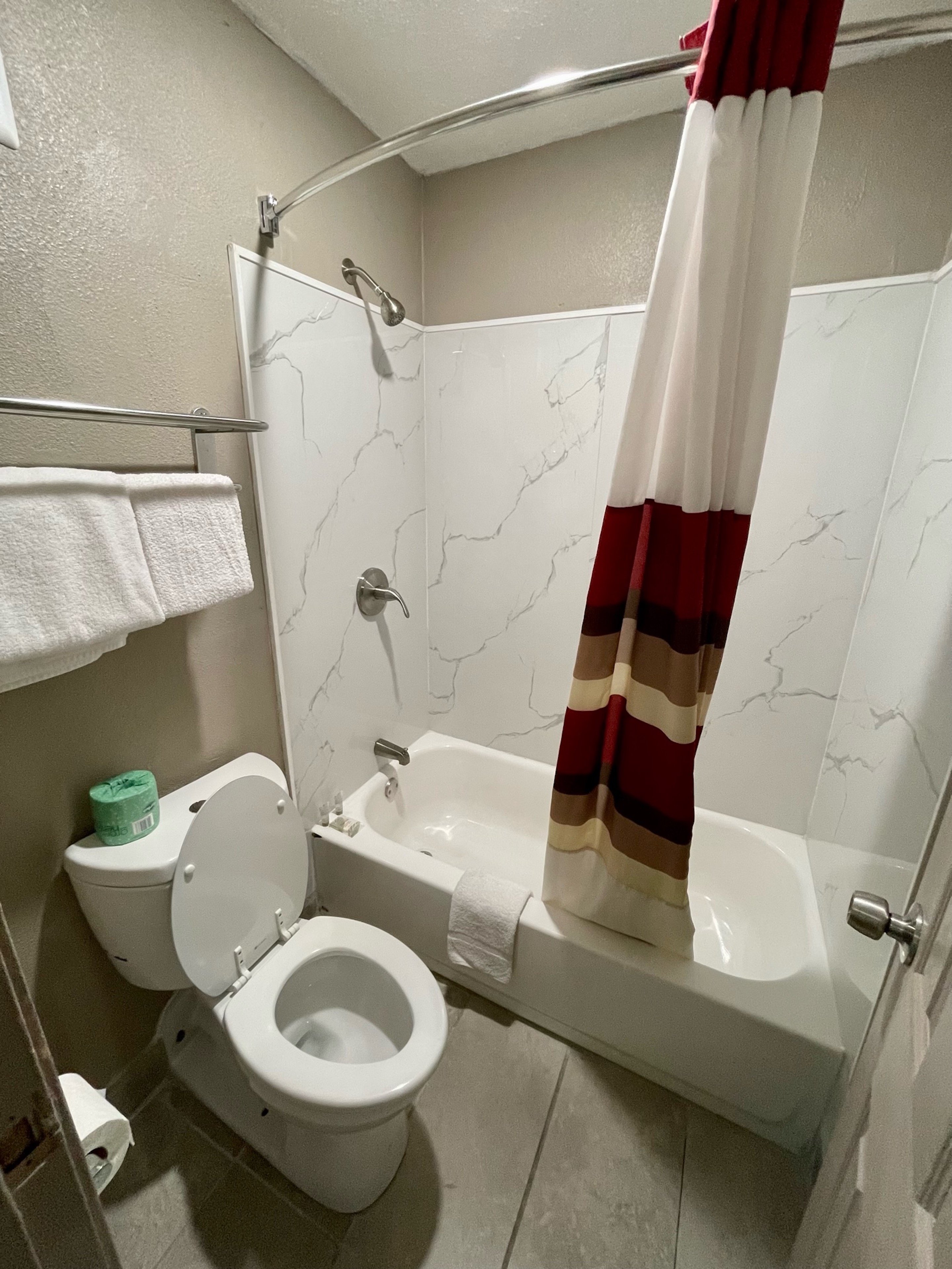 RED ROOF LAFAYETTE LA-guestroom-Bath.jpg