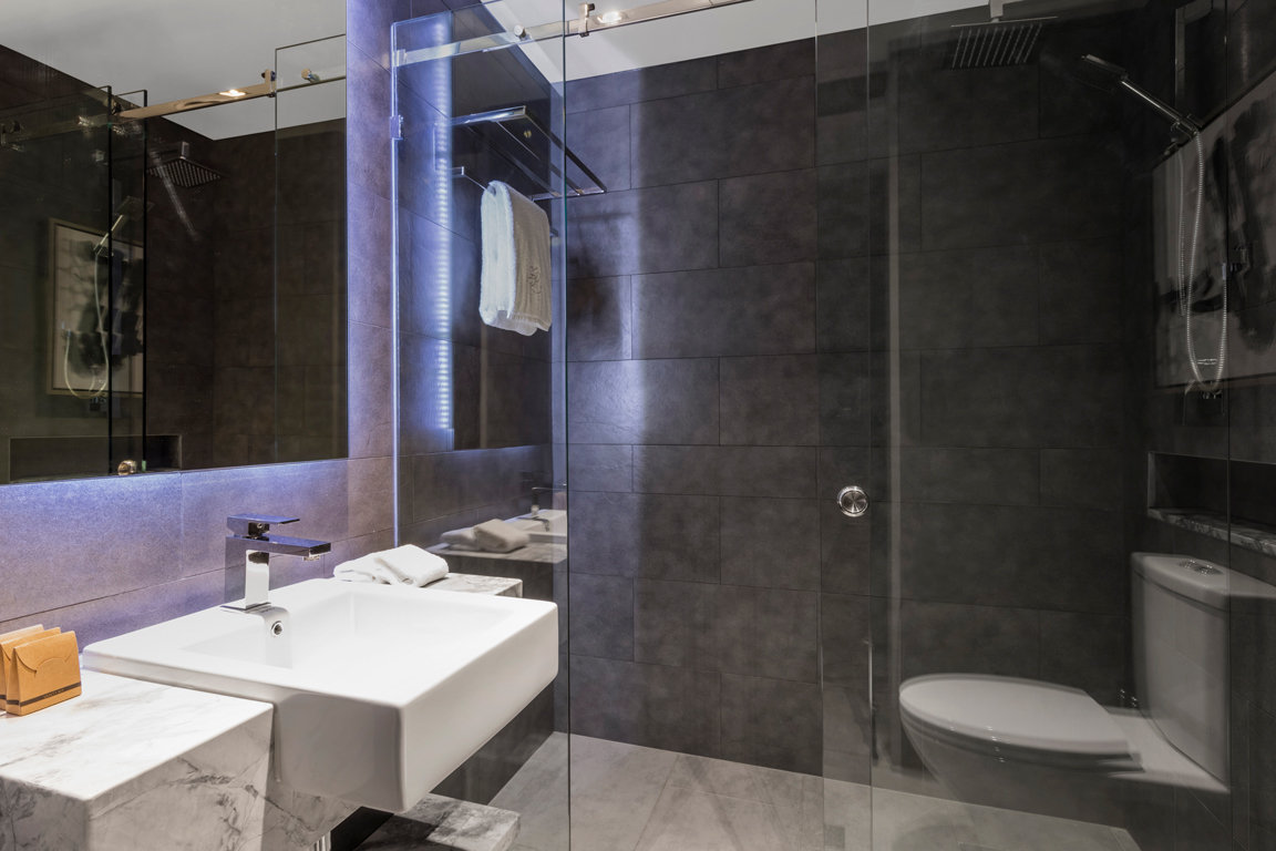BEETSON HOTEL-PREV GAMBARO HOTEL-guestroom-Petrie Room Bathroom.jpg