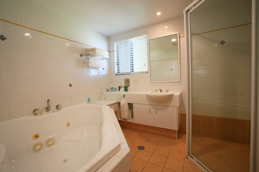 Macquarie Barracks Motor Inn-guestroom-Premium King Spa Room Bathroom.jpg