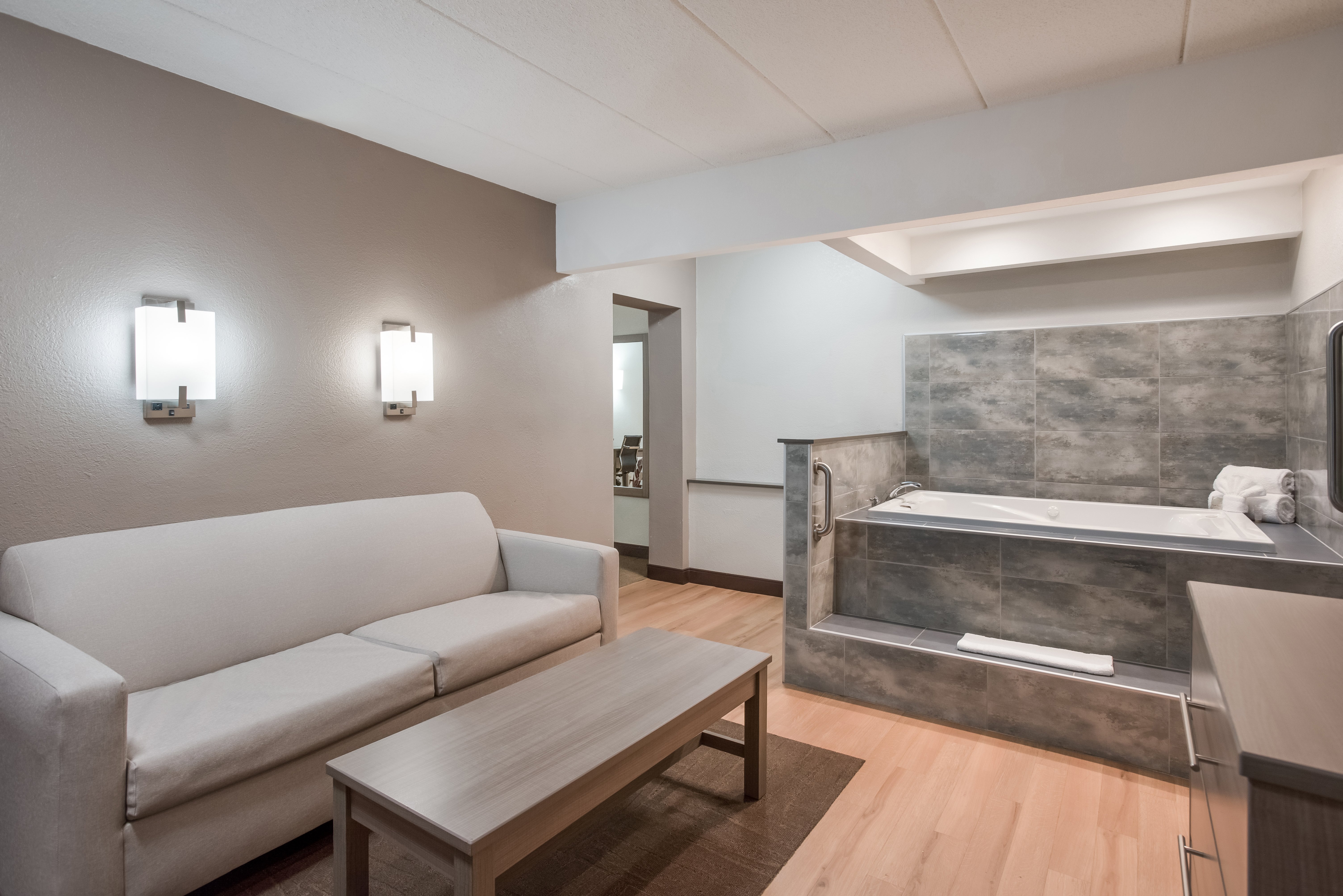 RED ROOF PHILADELPHIA-TREVOSE-guestroom-Suite King Jetted Tub.jpg