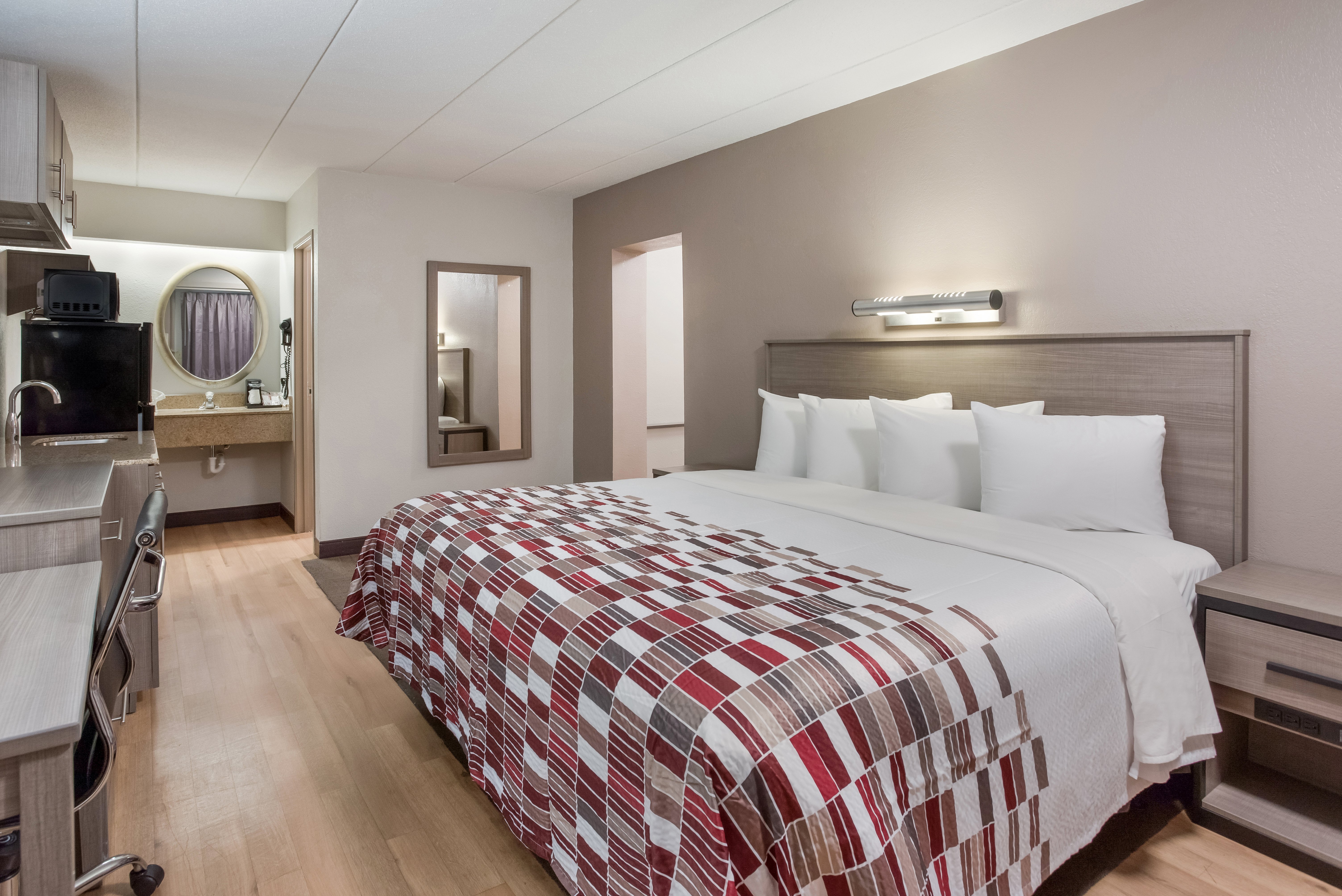 RED ROOF PHILADELPHIA-TREVOSE-guestroom-Suite King Kitchenette Jetted Tub.jpg