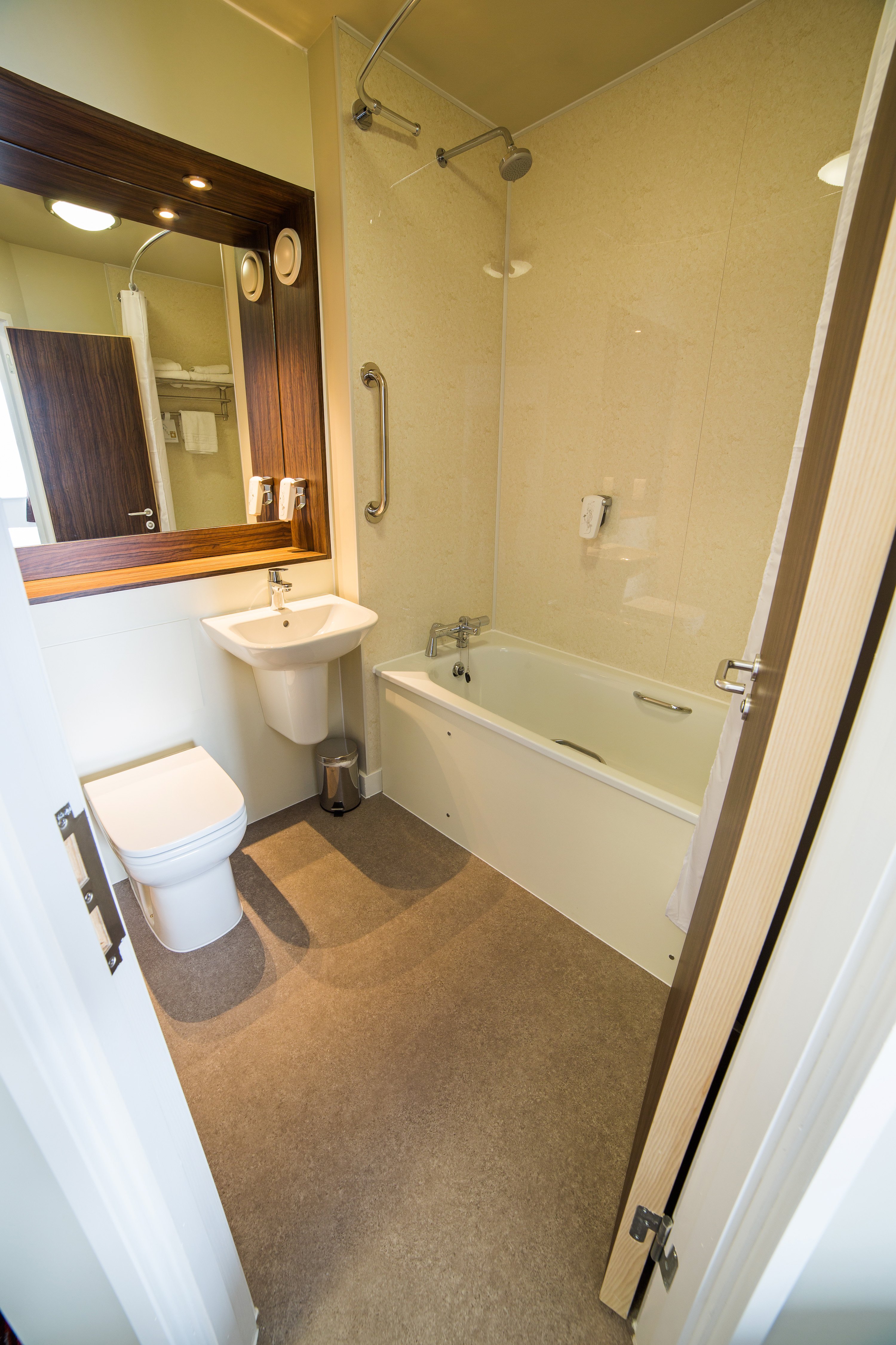 RED SQUIRREL STEVENSTON-guestroom-Double Room Bathroom.jpg