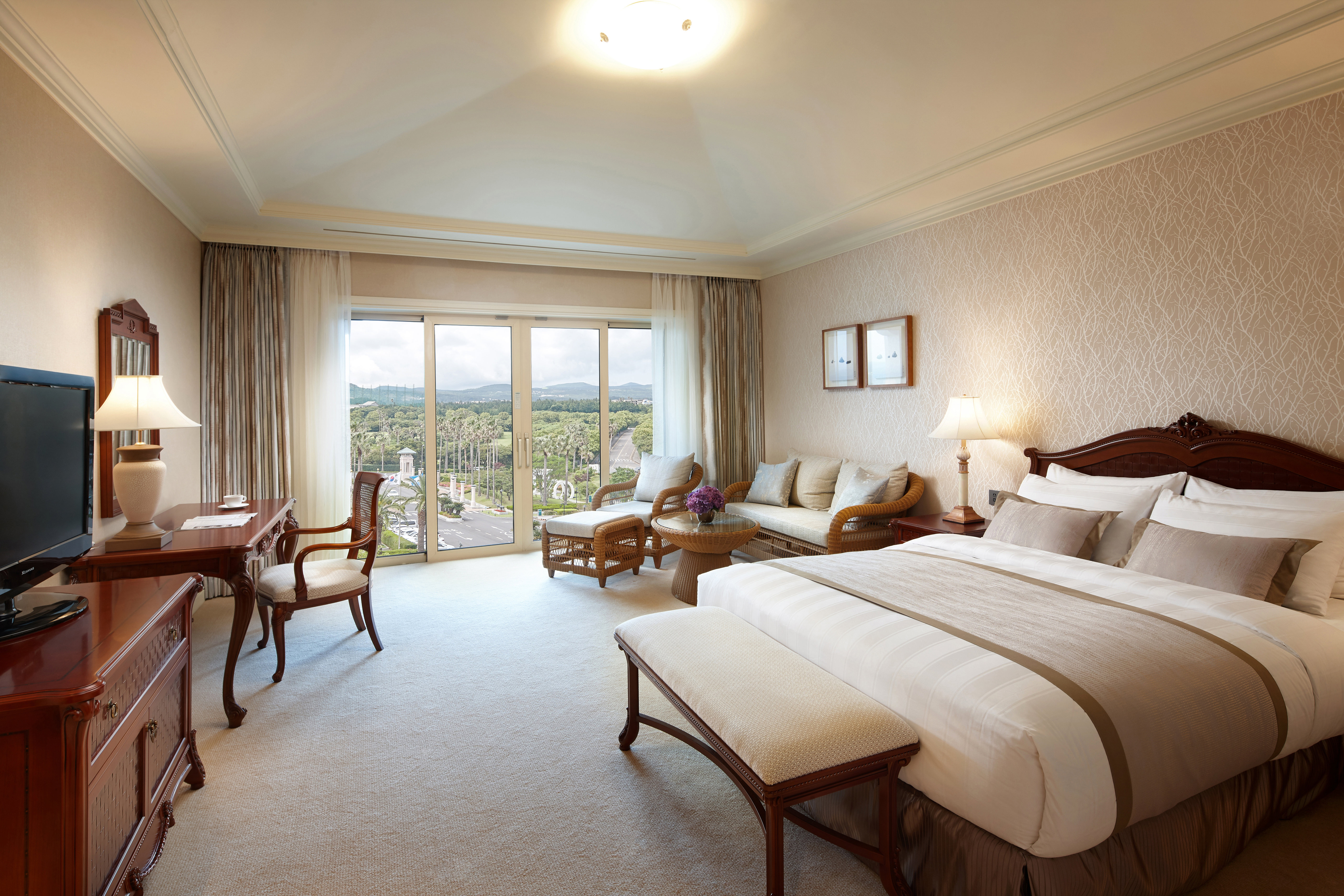LOTTE HOTEL JEJU-guestroom-Deluxe Mountain Double.jpg