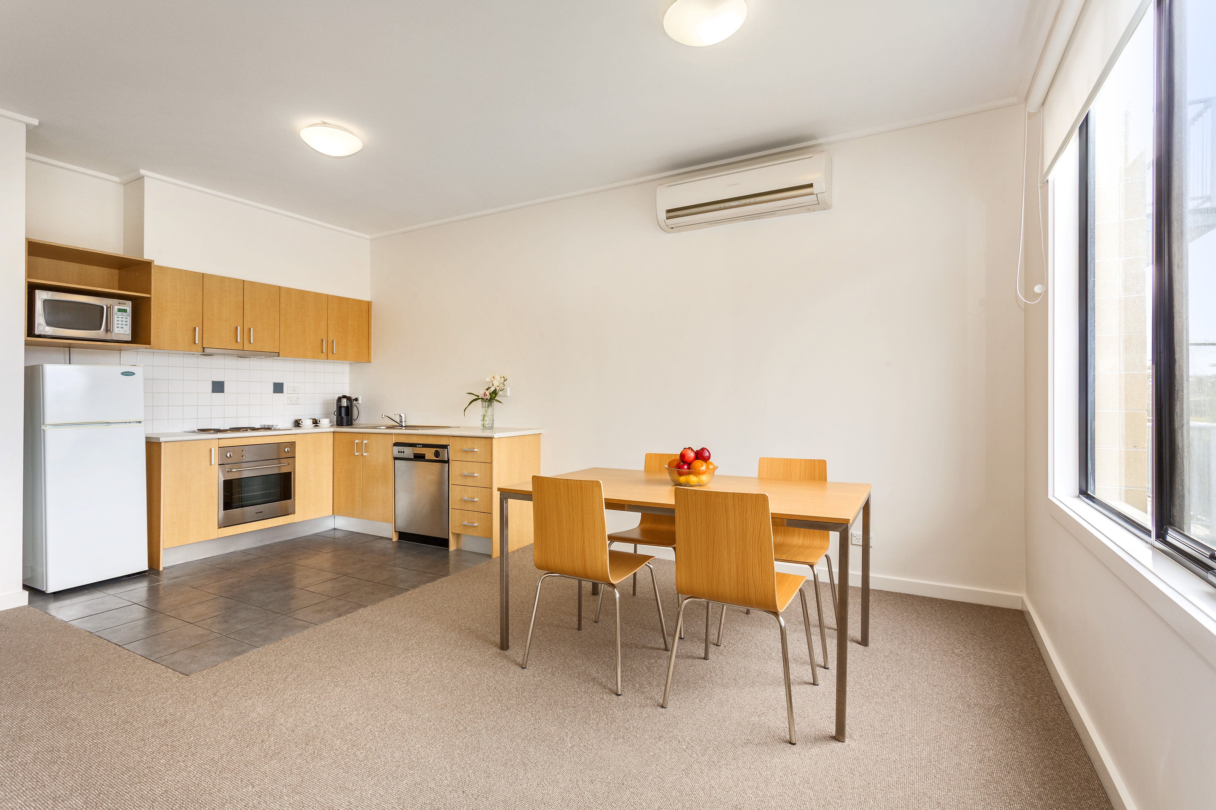 Quest Frankston-guestroom-One Bed Apt Kitchen.jpg