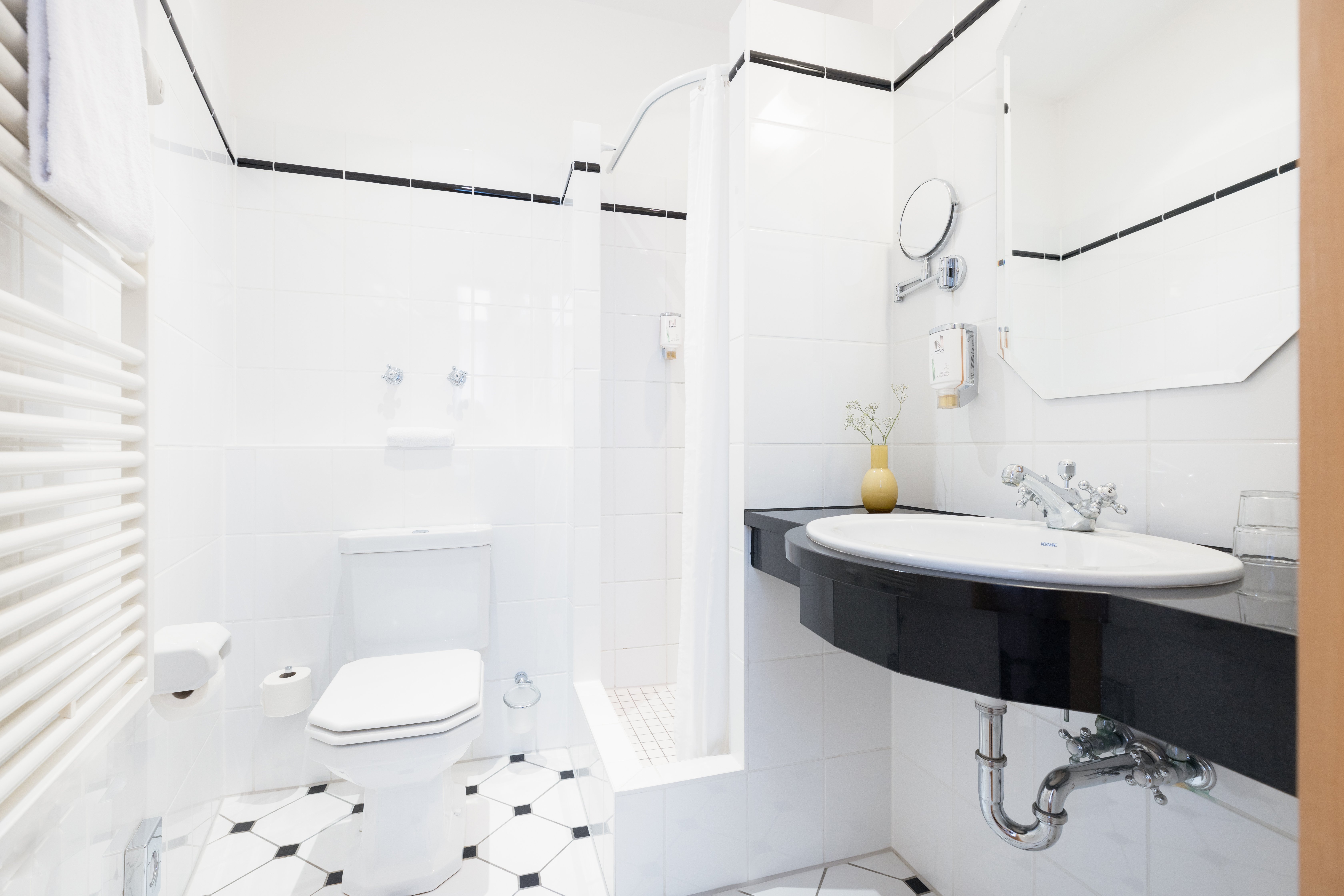 GARNER HOTEL PRINZ EUGEN BY IHG-guestroom-Bathroom Economy - Hotel Kronprinz Berlin.jpg