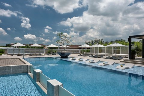 Outdoor Swimming Pool of Clark Marriott