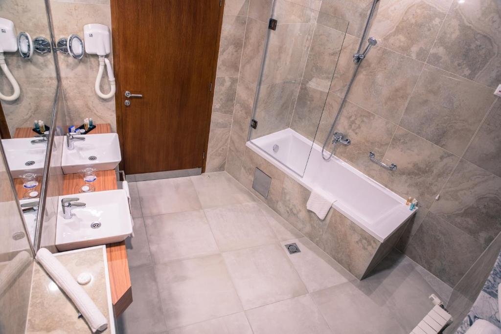 RADON PLAZA HOTEL SARAJEVO-guestroom-BATHROOM.jpg