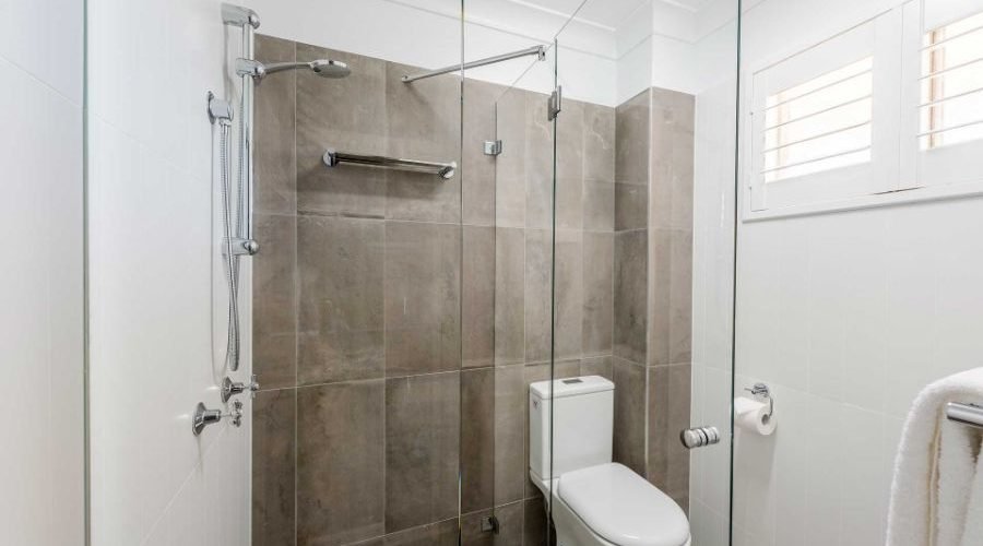 PANORAMA BATHURST-guestroom-Premium King Room Bathroom.jpg