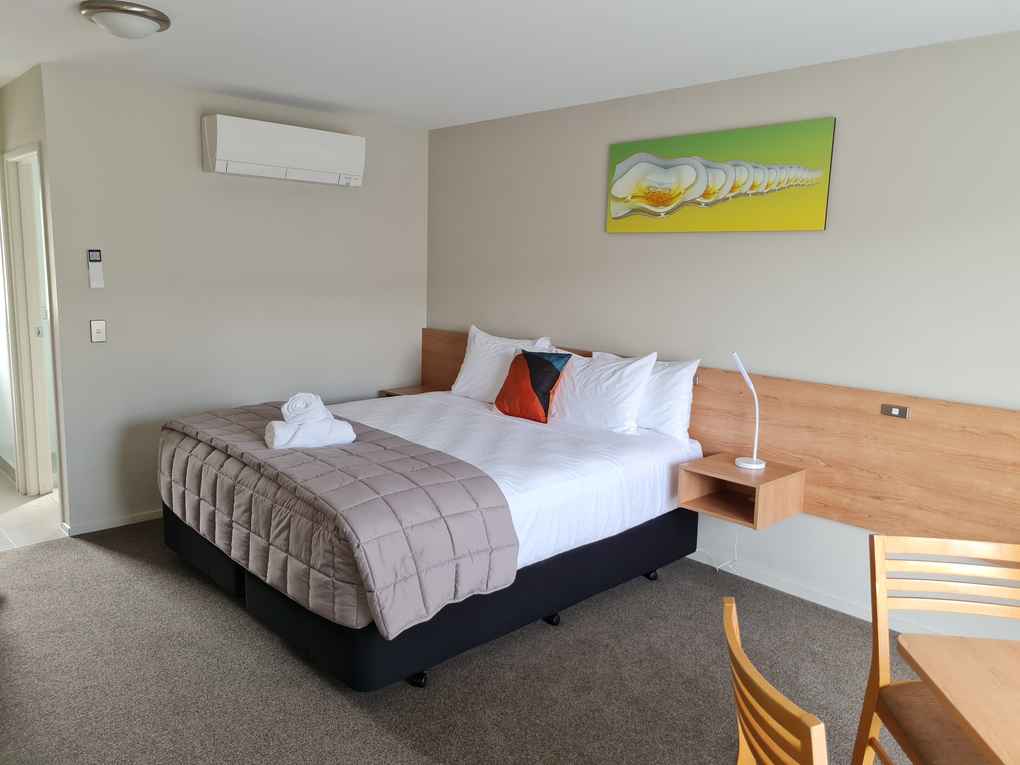 Kingsgate Hotel Autolodge Paih-guestroom-Standard King.jpg