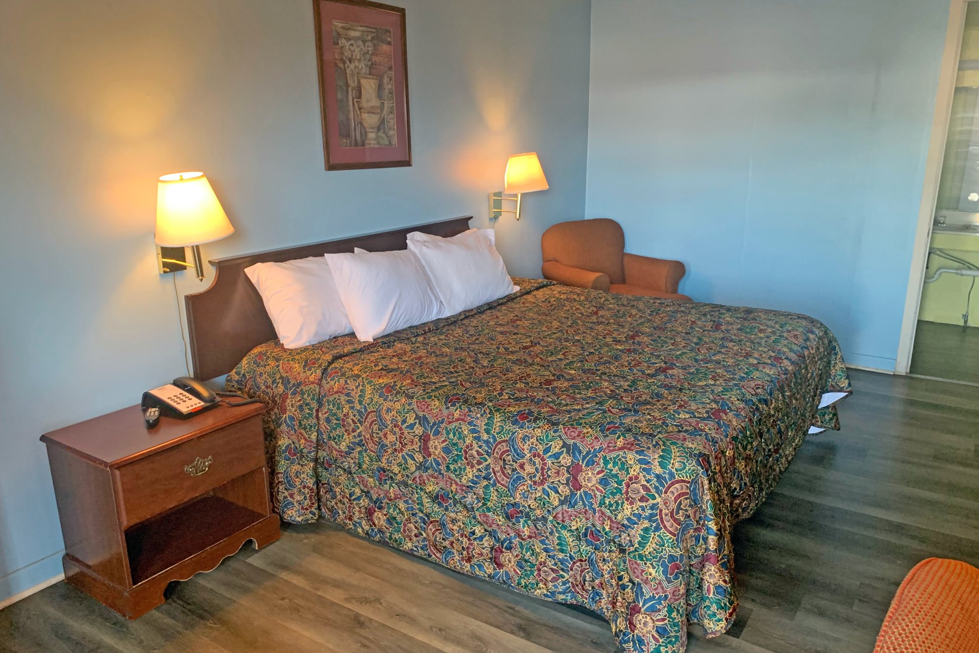 SCOTTISH INNS MORRISTOWN-guestroom-STNMO Queen.jpg