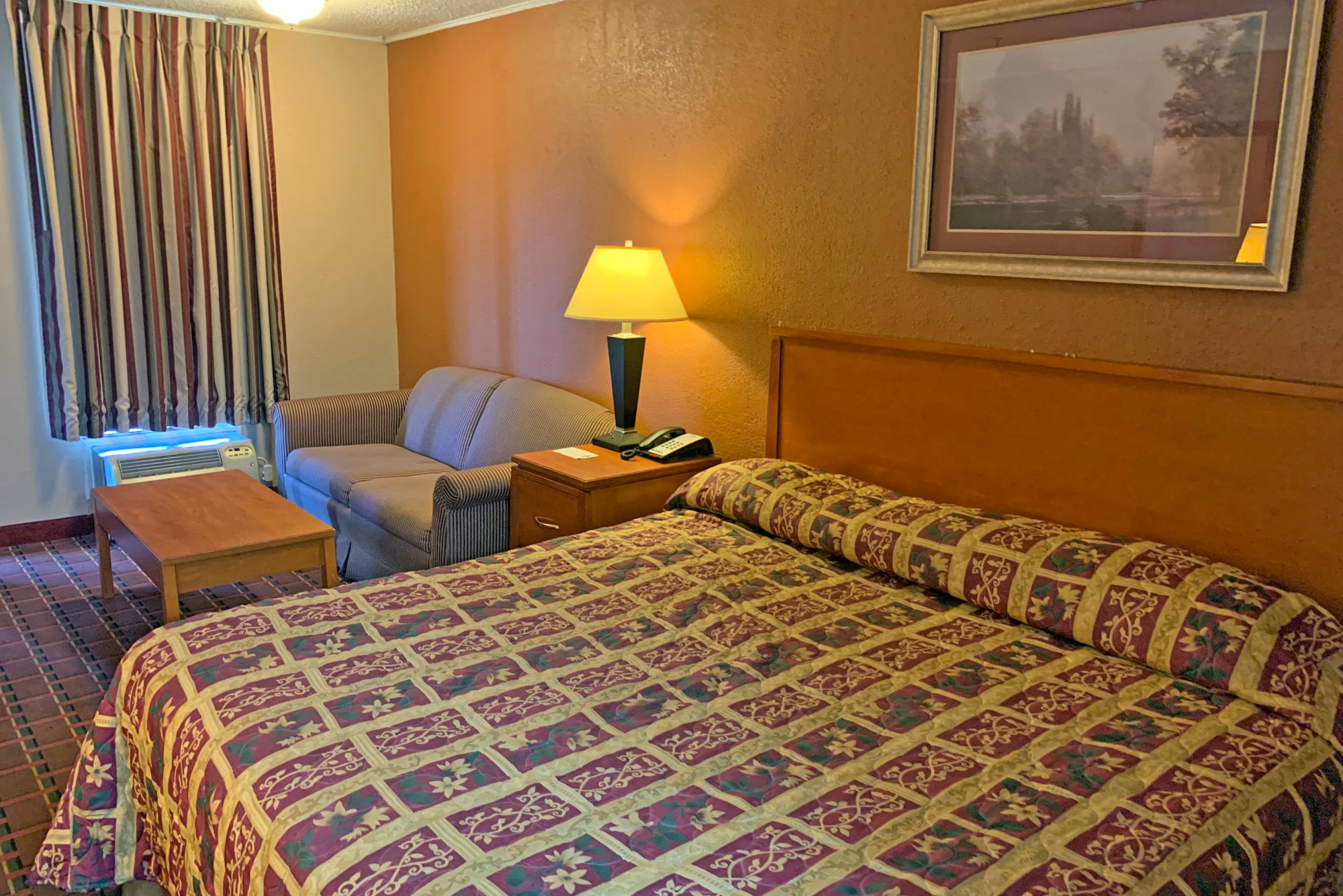 SCOTTISH INNS KNOXVILLE-guestroom-STNKC King.jpg