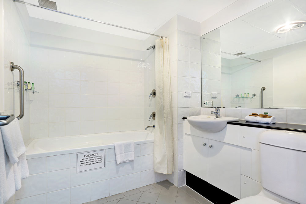 SHELLHARBOUR VILLAGE MOTEL-guestroom-Bathroom.jpg