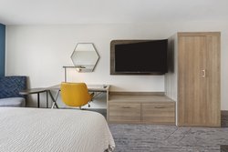  - Holiday Inn Express & Suites Peru - I-80, Exit 75