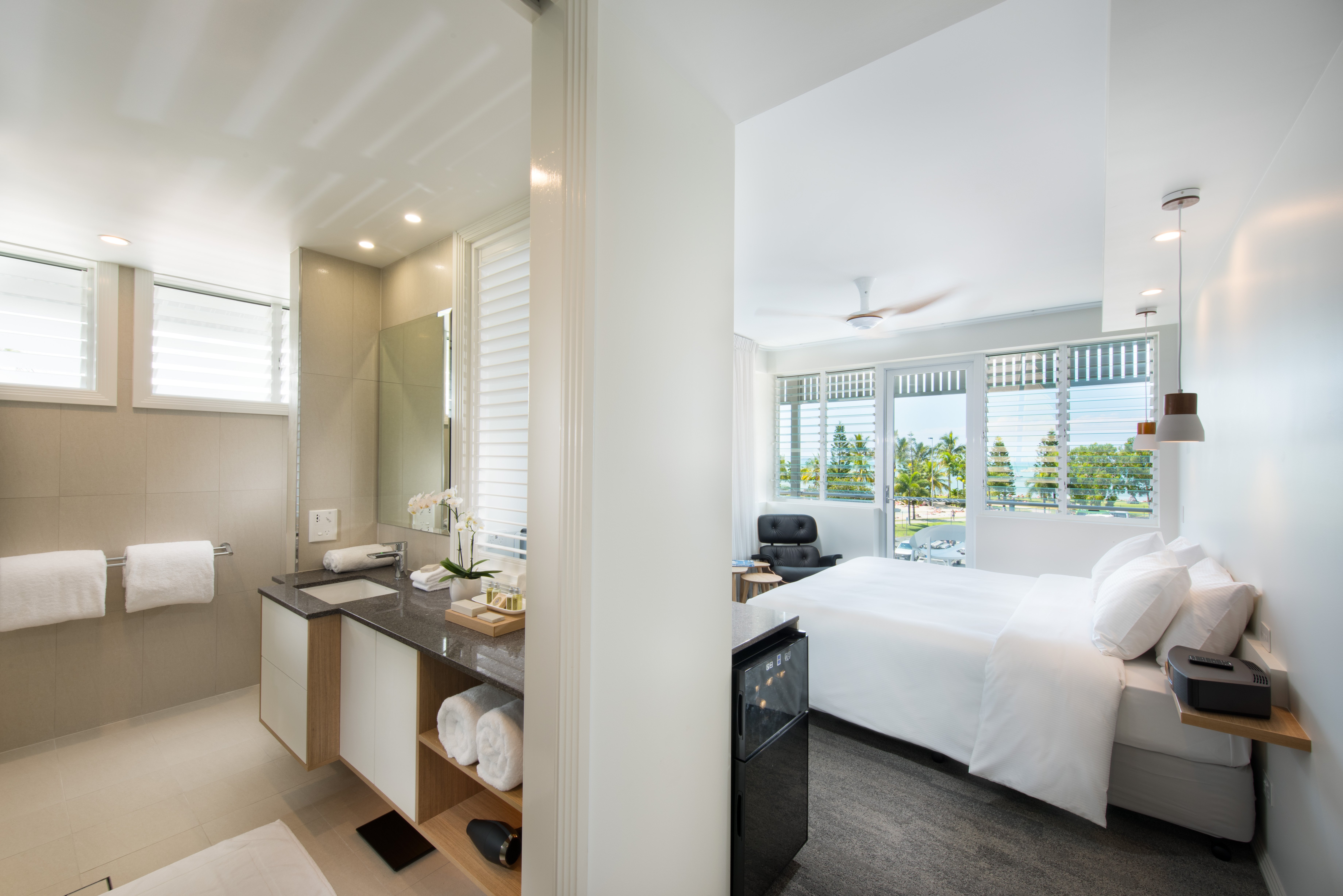 HEART HOTEL AND GALLERY WHITSUNDAYS-guestroom-Suite Sea View.jpg