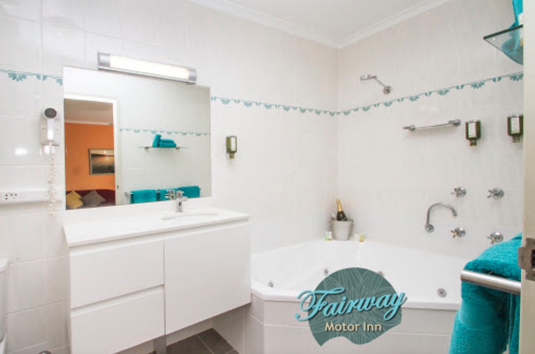 FAIRWAY MOTOR INN PAMBULA-guestroom-Bathroom.jpg