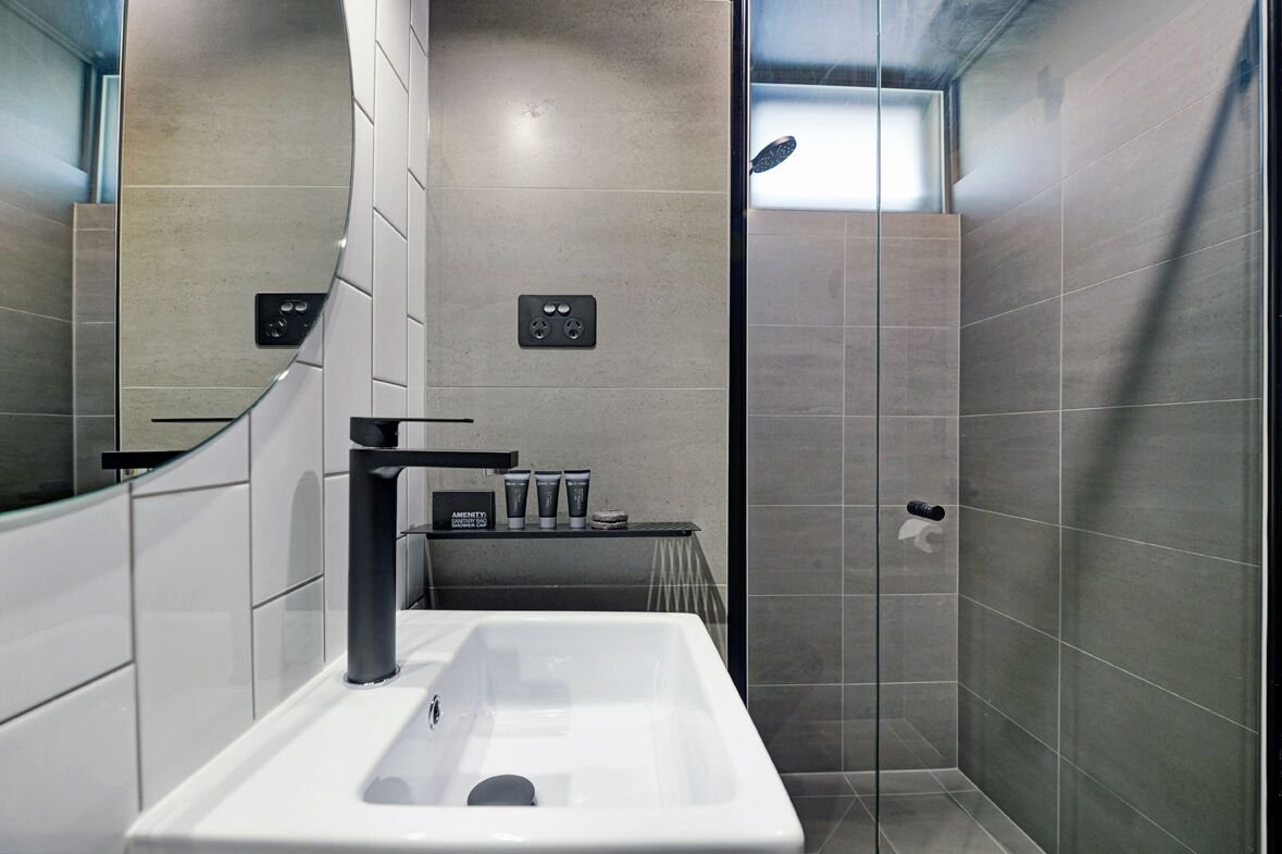 CBD MOTOR INN COFFS HARBOUR-guestroom-Bathroom.jpg