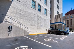  - Holiday Inn Express Downtown Kansas City - I-70, Exits 2J & 2K