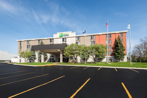 Enjoy complimentary parking at our hotel in Flint, MI.