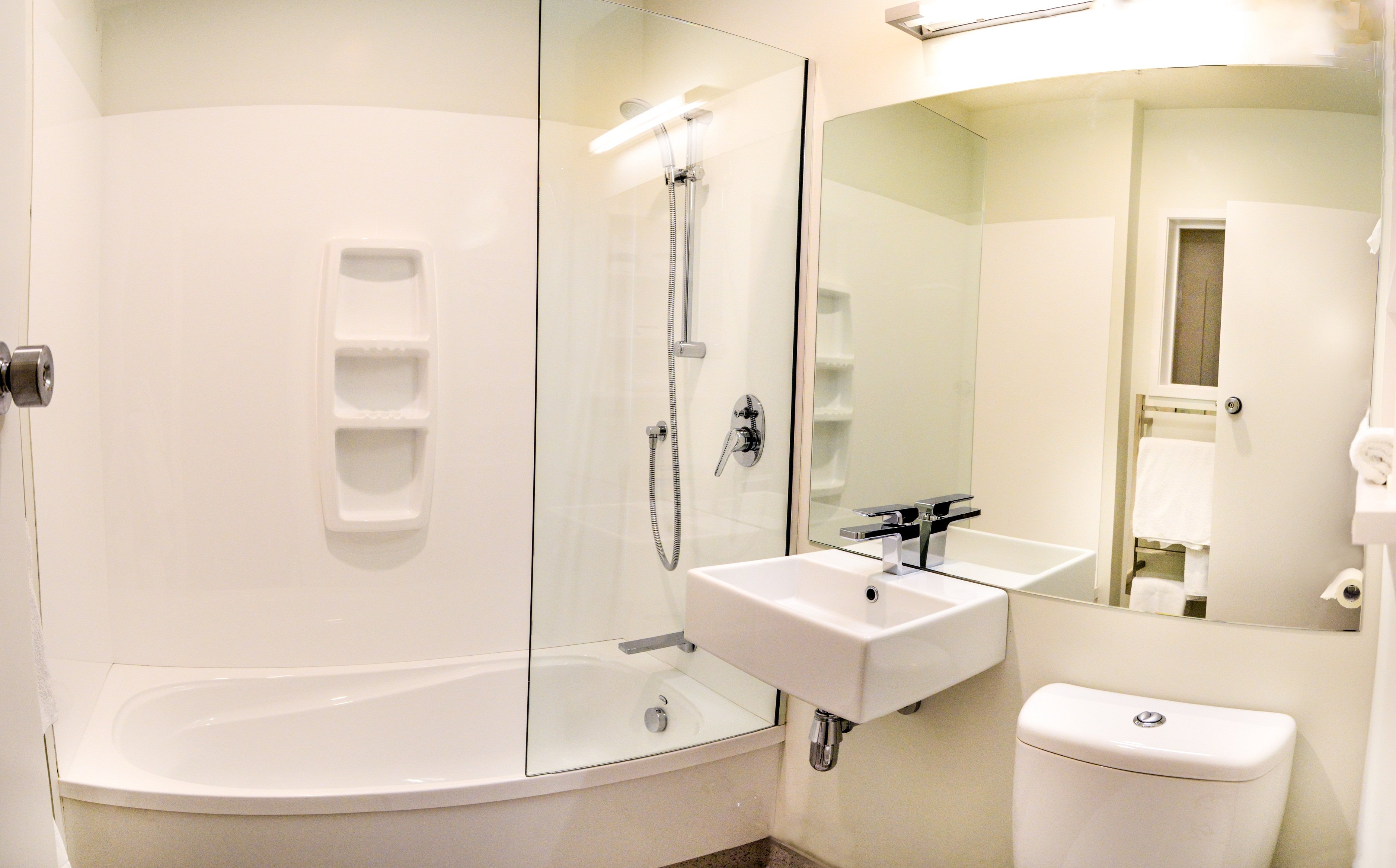 WANAKA HOTEL-guestroom-BATHROOM.jpg