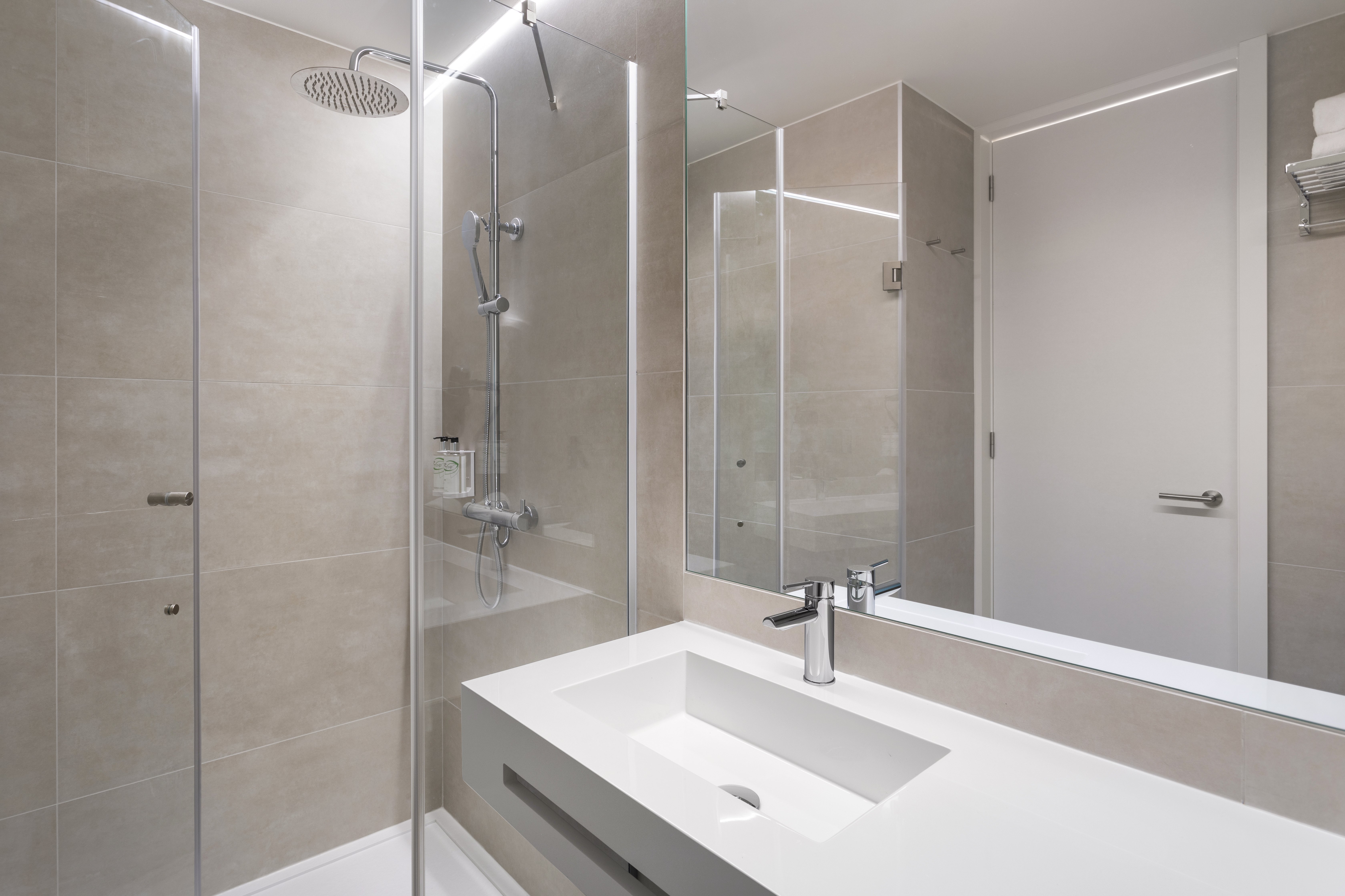 B&B HOTEL SANTO TIRSO-guestroom-PLUS BATHROOM.jpg